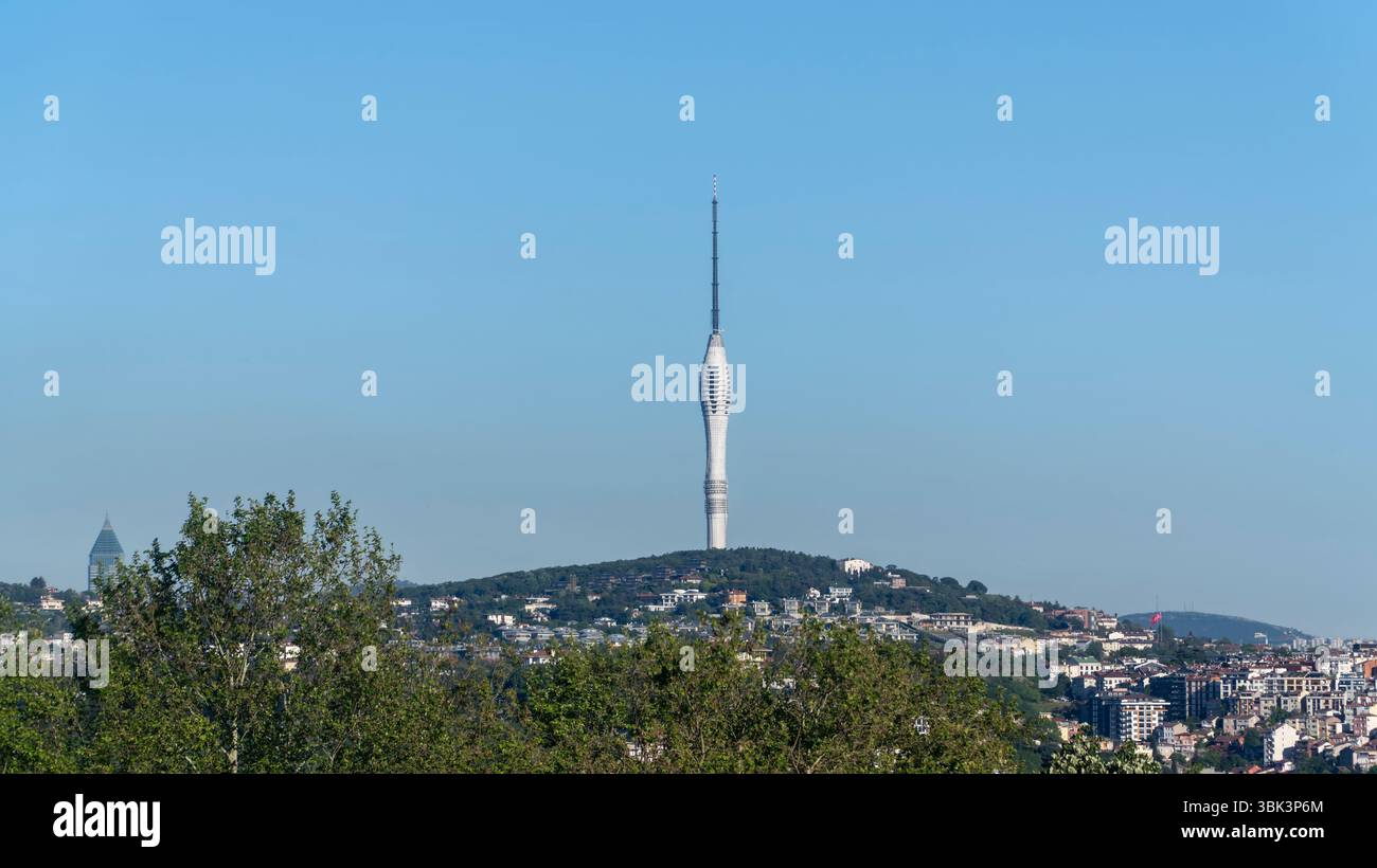 Istanbul, Turchia - 15 maggio 2025: Camlica Communications Tower con ponti di osservazione e ristoranti. Torre radio TV Camlica dall'architettura moderna. Foto Stock