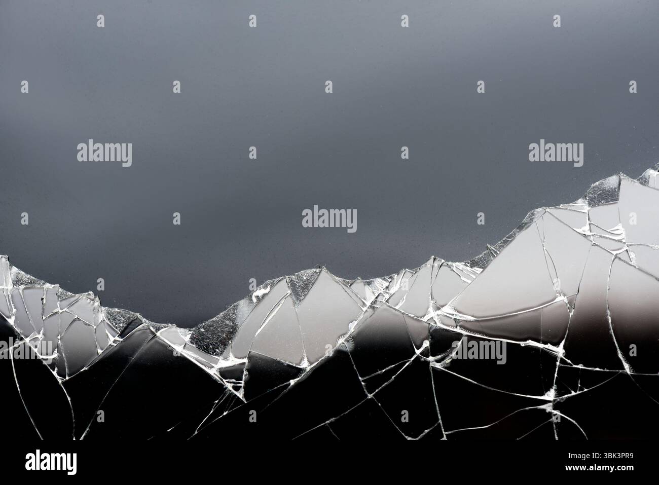 Smartphone con schermo rotto su sfondo bianco Foto Stock