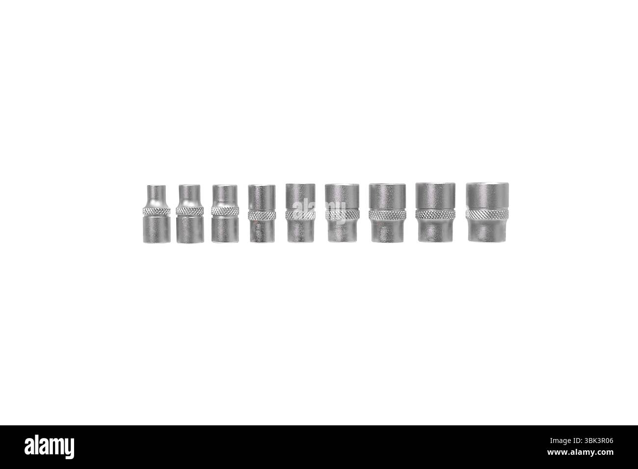 Set di bussole, Una fila ordinata di bussole in metallo argento di varie dimensioni per chiavi a bussola, isolate su sfondo bianco. includi tracciato di ritaglio Foto Stock