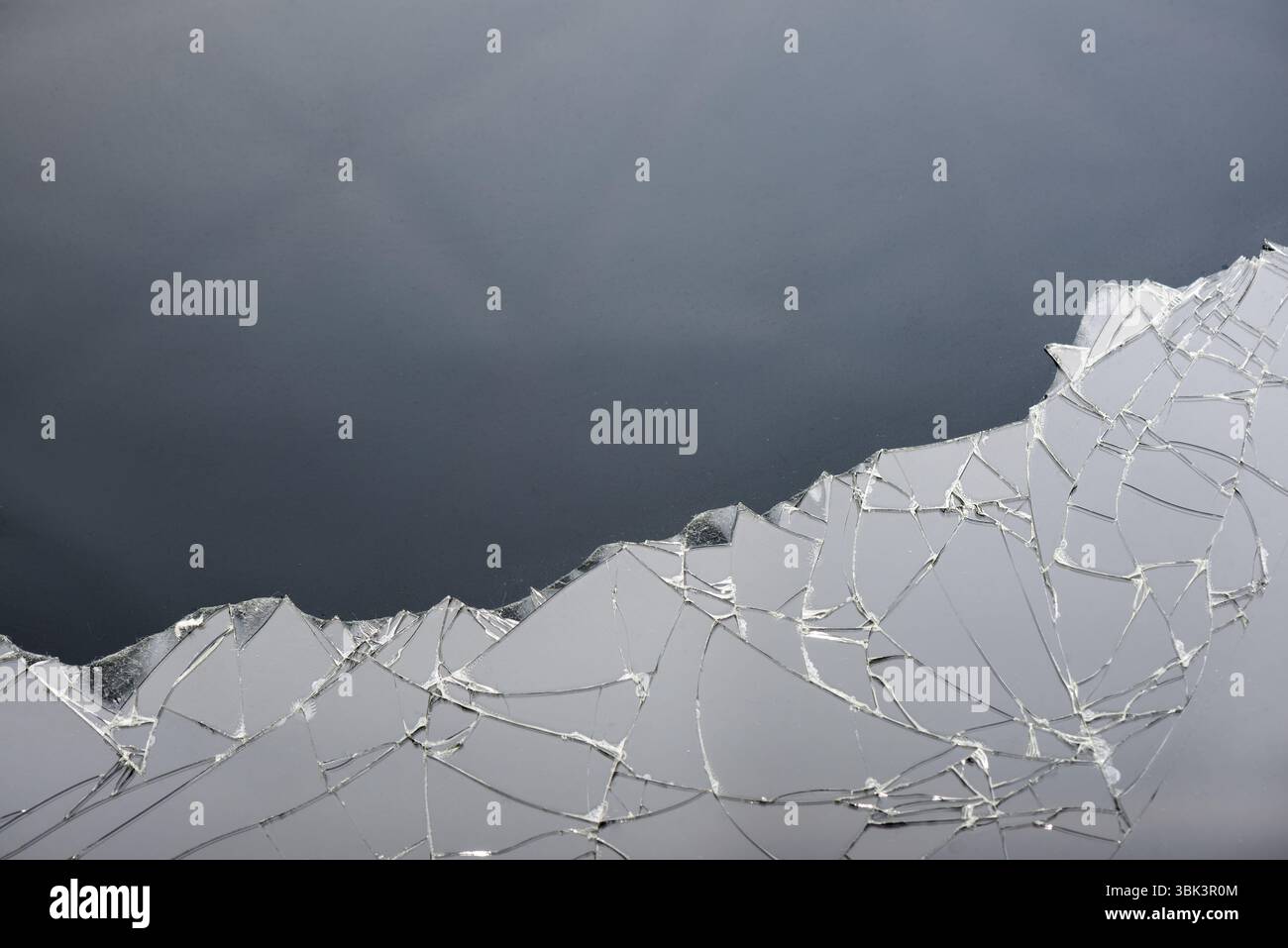 Smartphone con schermo rotto su sfondo bianco Foto Stock