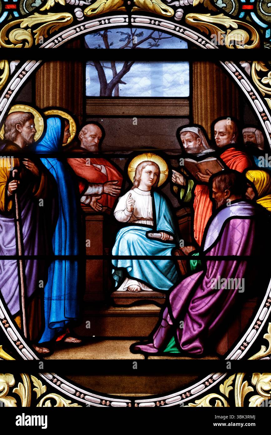 Chiesa di Saint Pierre. Vetro colorato. Gesù parla agli insegnanti della legge. Chalon sur Saone. Francia. Foto Stock