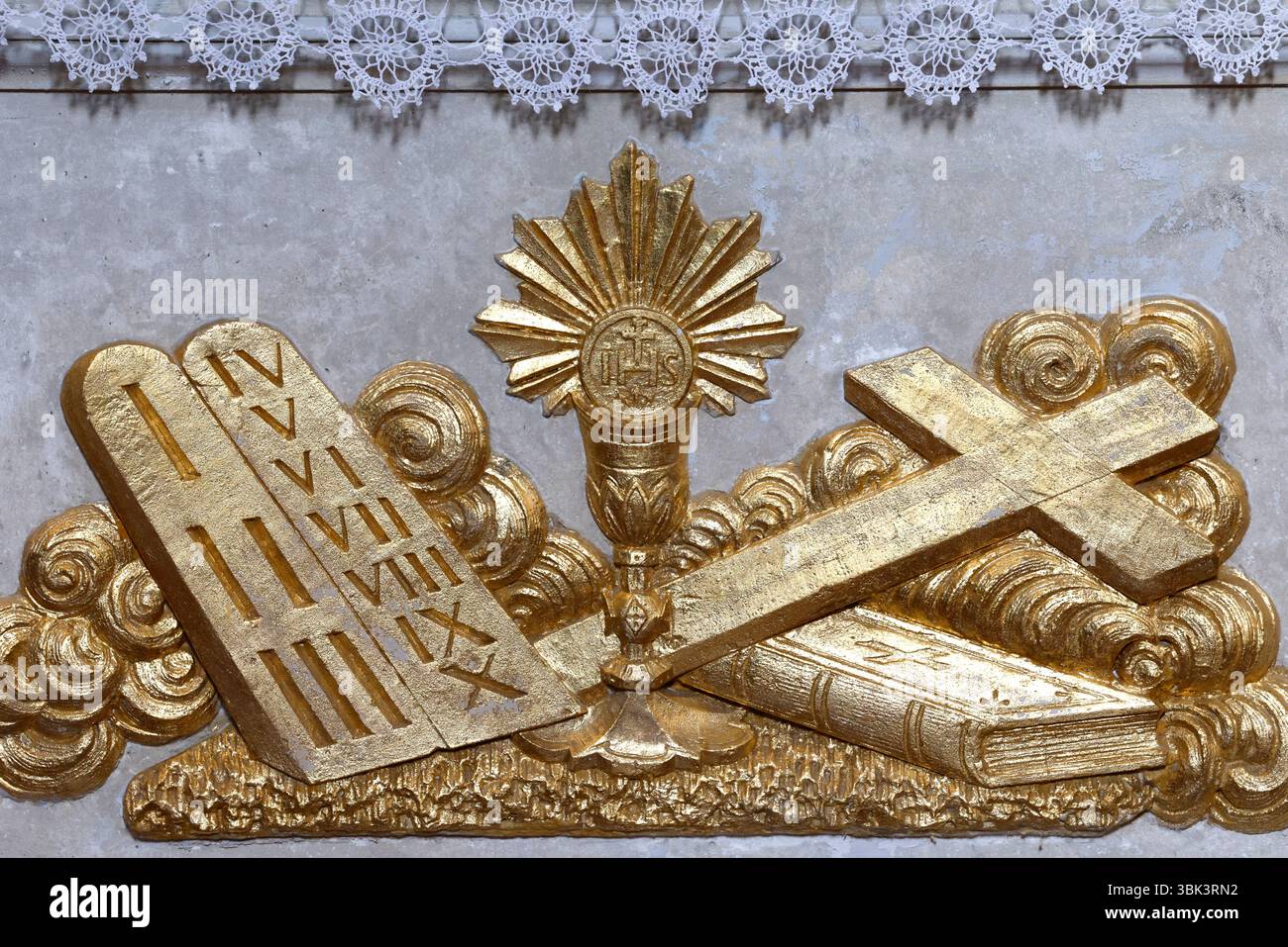 Chiesa Collegiata di Saint-Jacques le Majeur. Simboli religiosi. Tavolette della legge, croce e Bibbia. Sallanchess. Francia. Foto Stock