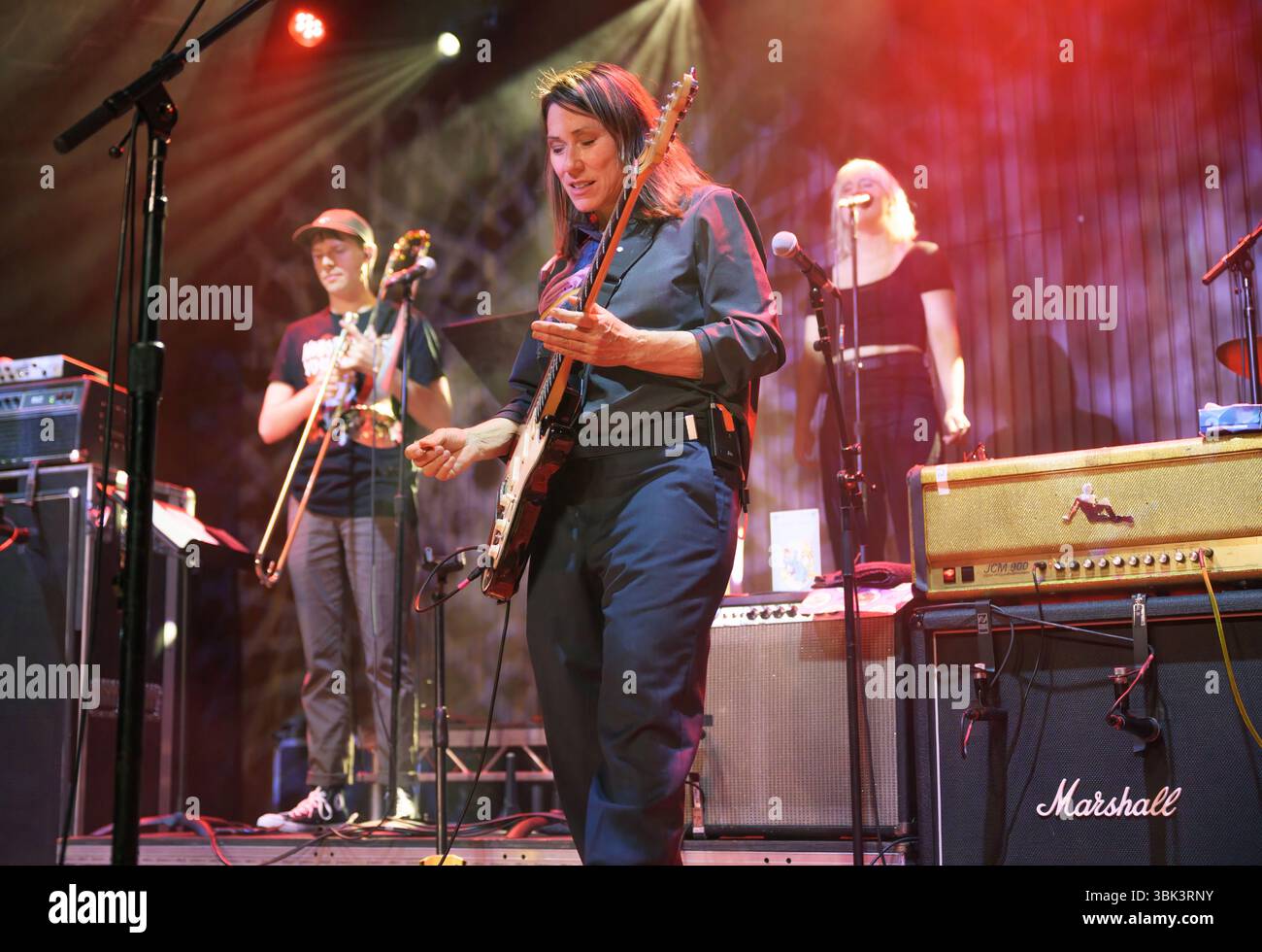 Manchester, Regno Unito. 17 giugno 2025. Kim Deal, dei The Breeders and the Pixies, esegue il suo tour solista alla New Century Hall di Manchester nel 2024-06 Foto Stock