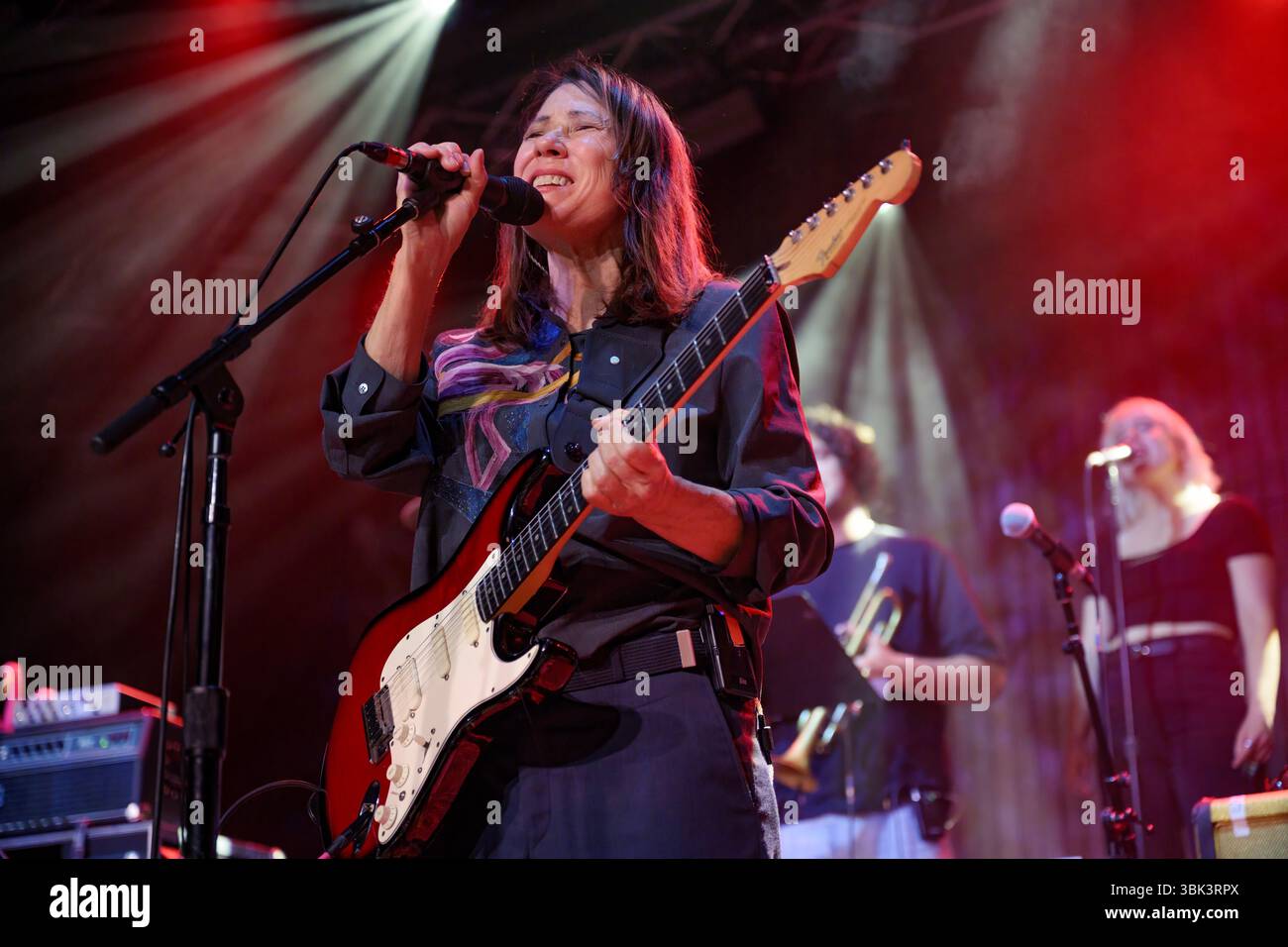 Manchester, Regno Unito. 17 giugno 2025. Kim Deal, dei The Breeders and the Pixies, esegue il suo tour solista alla New Century Hall di Manchester nel 2024-06 Foto Stock