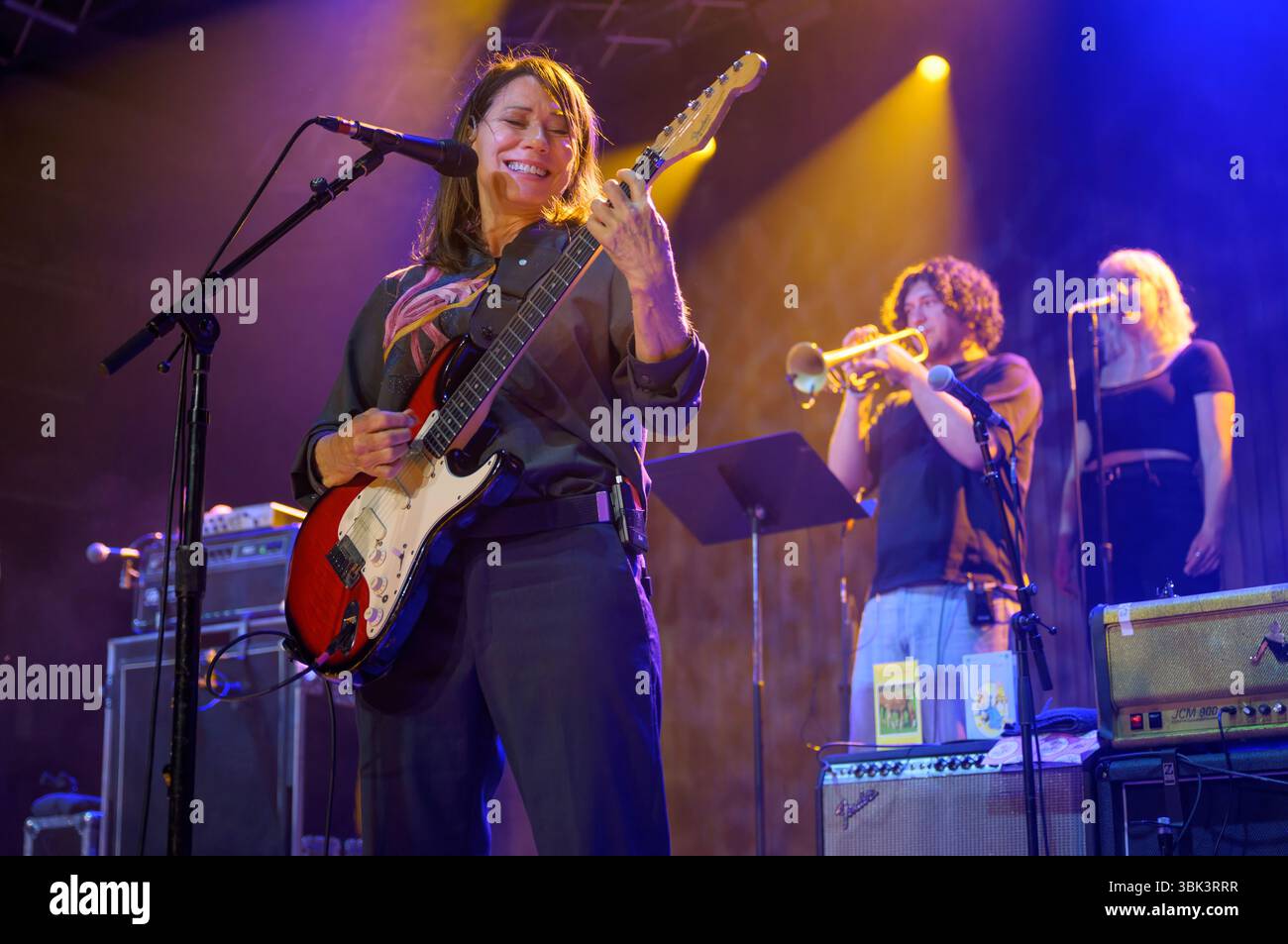 Manchester, Regno Unito. 17 giugno 2025. Kim Deal, dei The Breeders and the Pixies, esegue il suo tour solista alla New Century Hall di Manchester nel 2024-06 Foto Stock