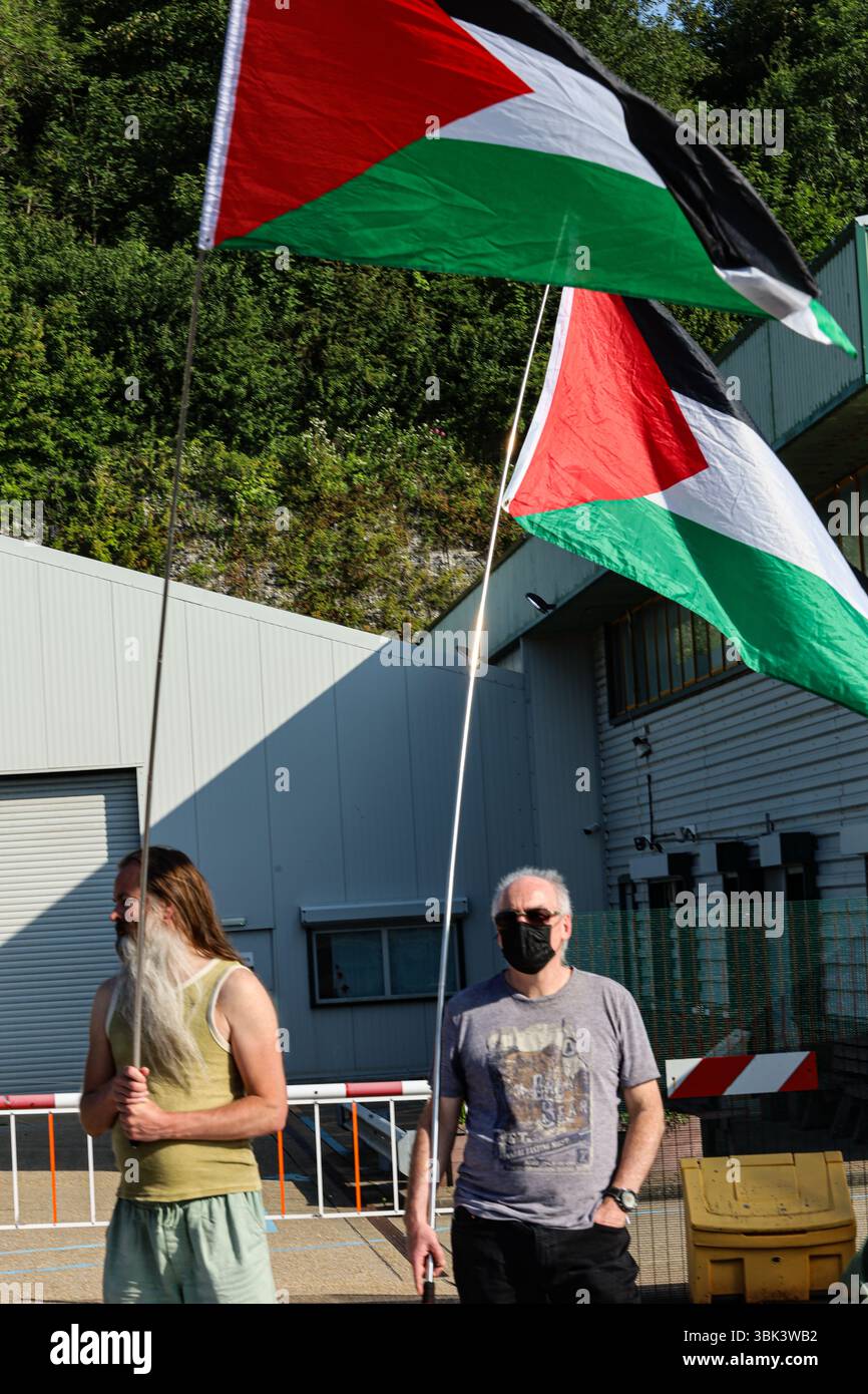 Brighton, Regno Unito. 17 giugno 2025. Gli attivisti si riuniscono fuori dai locali della fabbrica di armi Brighton L3 Harris, che produce parti per i jet da combattimento utilizzati dall'esercito israeliano. I manifestanti hanno mostrato striscioni e slogan cantati chiedendo la chiusura della fabbrica e accusandola di complicità nel "genocidio” israeliano in corso a Gaza, con diversi momenti di silenzio trattenuti per le vittime di Gaza. L3Harris è un importante produttore di armi che produce meccanismi di rilascio di bombe per i caccia F-16 e F-35 utilizzati dall'esercito israeliano nel loro attacco a Gaza. Crediti: IMAGESLIVE/Alamy Live News Foto Stock