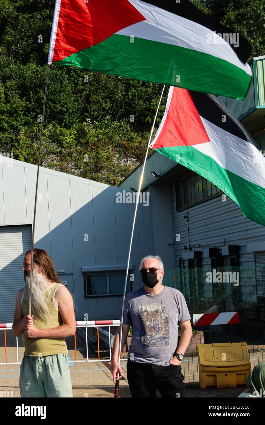 Brighton, Regno Unito. 17 giugno 2025. Gli attivisti si riuniscono fuori dai locali della fabbrica di armi Brighton L3 Harris, che produce parti per i jet da combattimento utilizzati dall'esercito israeliano. I manifestanti hanno mostrato striscioni e slogan cantati chiedendo la chiusura della fabbrica e accusandola di complicità nel "genocidio” israeliano in corso a Gaza, con diversi momenti di silenzio trattenuti per le vittime di Gaza. L3Harris è un importante produttore di armi che produce meccanismi di rilascio di bombe per i caccia F-16 e F-35 utilizzati dall'esercito israeliano nel loro attacco a Gaza. Crediti: IMAGESLIVE/Alamy Live News Foto Stock