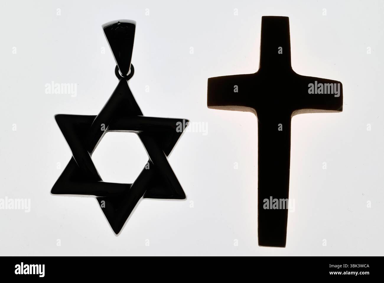 Due religioni monoteiste, il cristianesimo e l'ebraismo. Un rosario e una stella di David. Simboli religiosi. Foto Stock