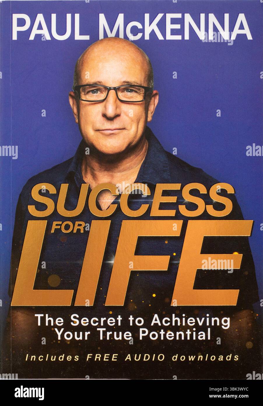 La copertina del primo libro di Success for Life (The Secret to Achieving Your True Potential) dell'autore Paul McKenna. Un libro cartaceo di saggistica. Foto Stock