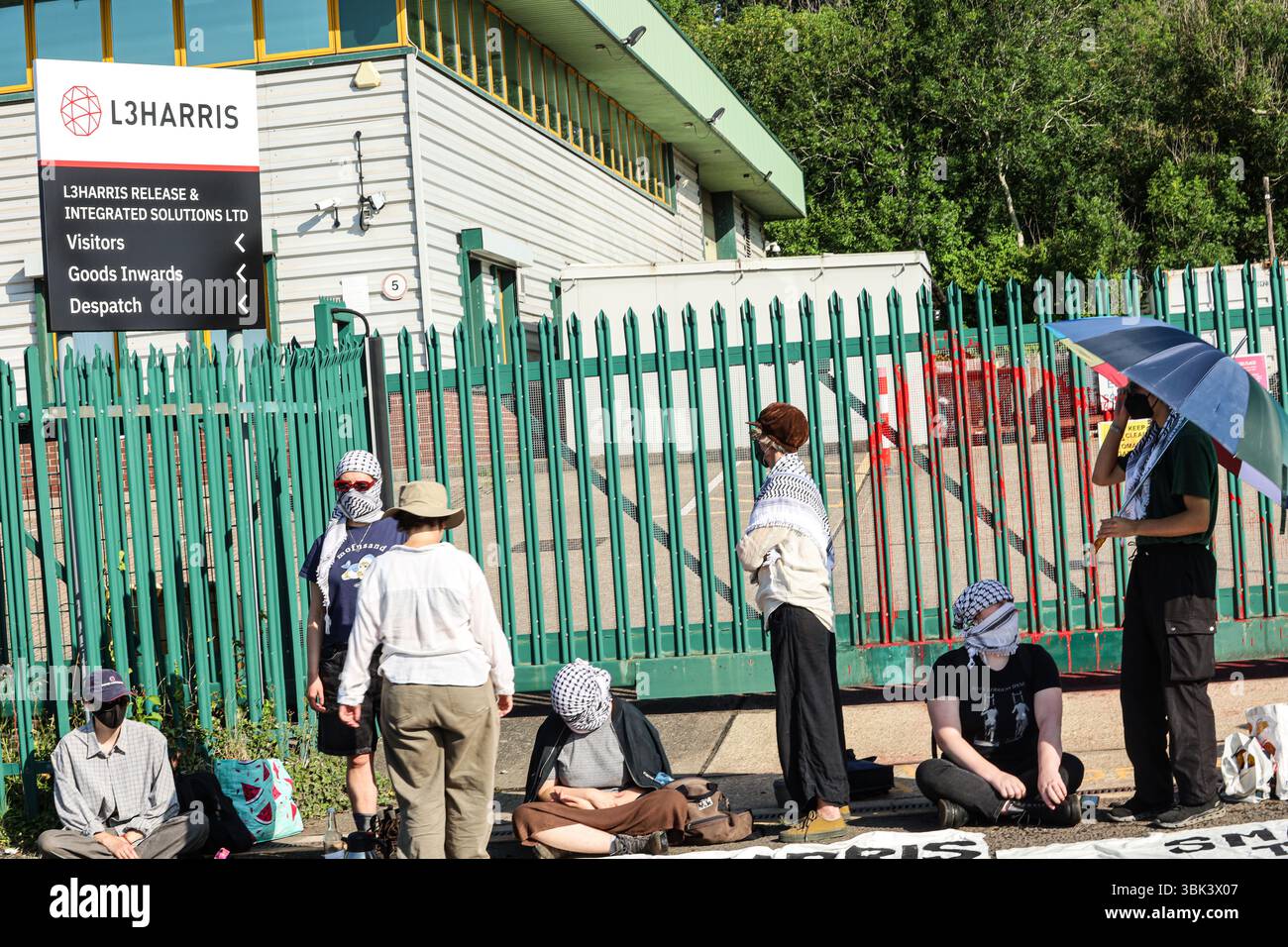 Brighton, Regno Unito. 17 giugno 2025. Gli attivisti si riuniscono fuori dai locali della fabbrica di armi Brighton L3 Harris, che produce parti per i jet da combattimento utilizzati dall'esercito israeliano. I manifestanti hanno mostrato striscioni e slogan cantati chiedendo la chiusura della fabbrica e accusandola di complicità nel "genocidio” israeliano in corso a Gaza, con diversi momenti di silenzio trattenuti per le vittime di Gaza. L3Harris è un importante produttore di armi che produce meccanismi di rilascio di bombe per i caccia F-16 e F-35 utilizzati dall'esercito israeliano nel loro attacco a Gaza. Crediti: IMAGESLIVE/Alamy Live News Foto Stock