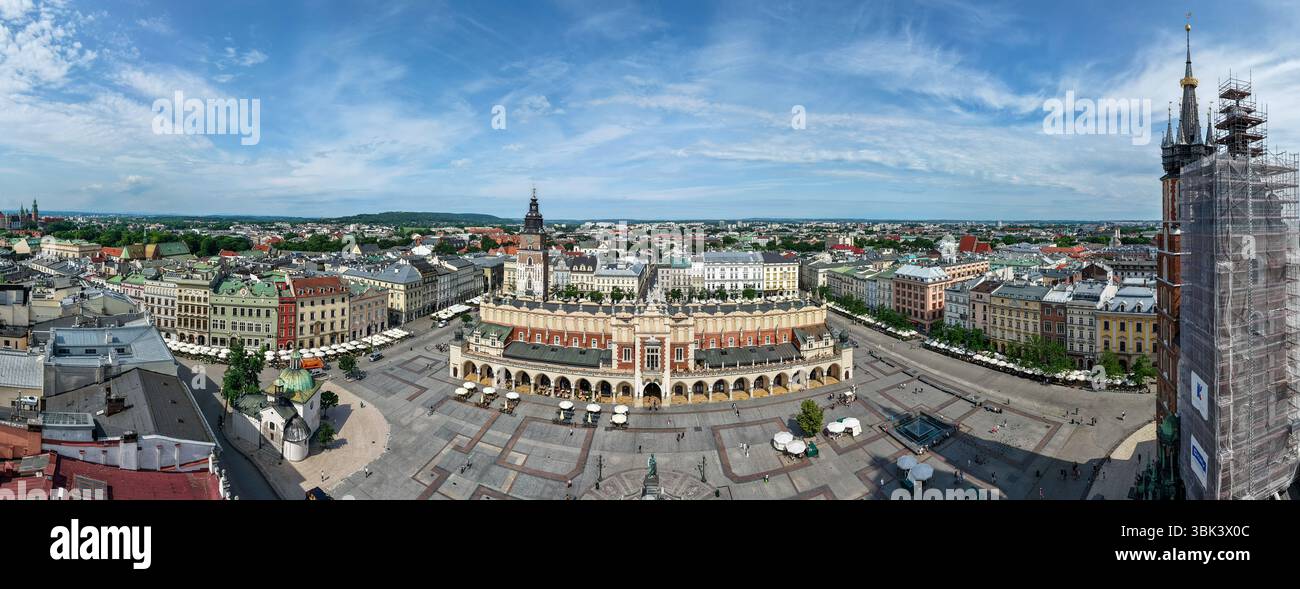 Cracovia, Polonia - 7 giugno 2025: Vista sulla piazza principale di Cracovia sulla Polonia Foto Stock