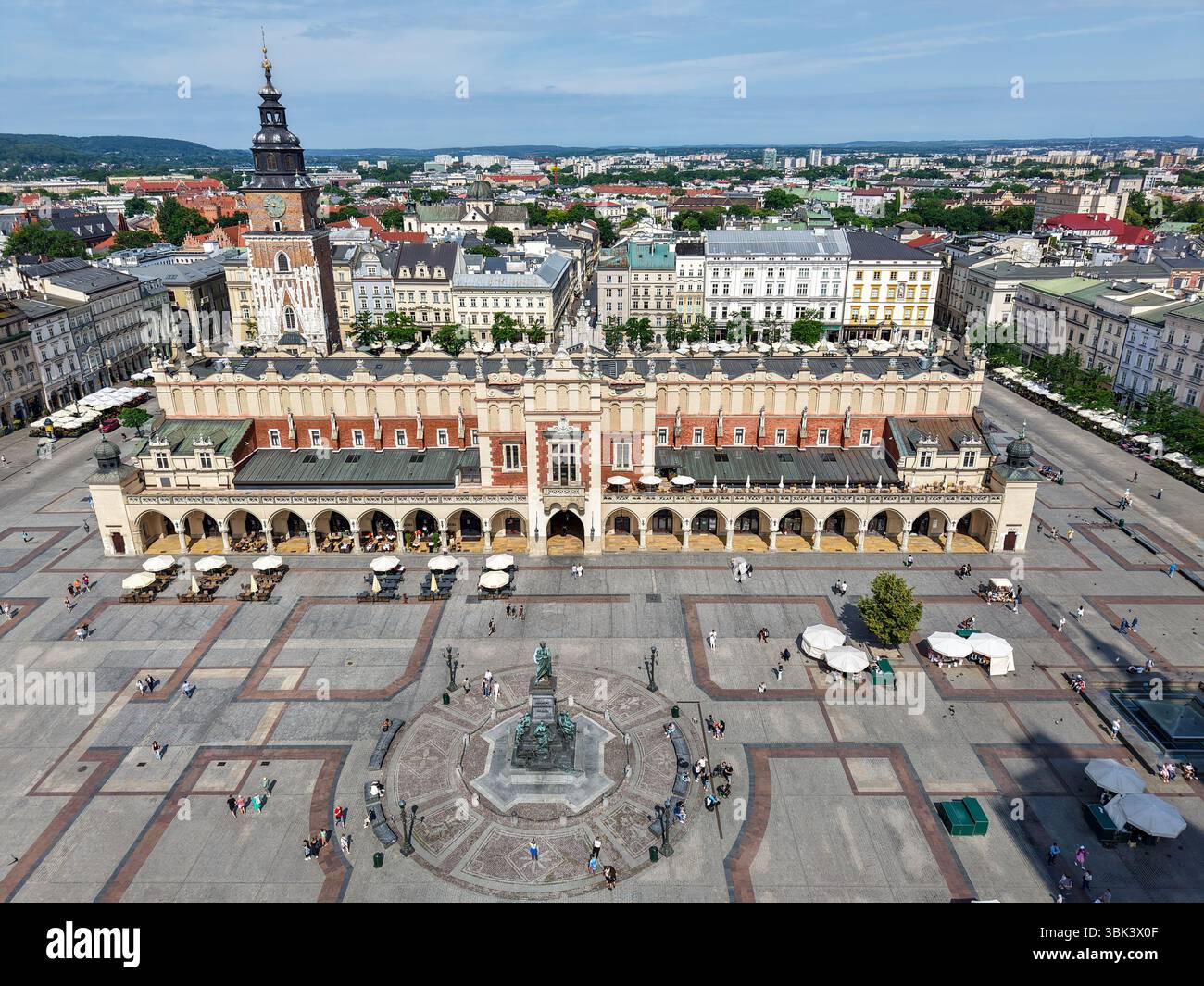 Cracovia, Polonia - 7 giugno 2025: Vista dei droni nella piazza principale di Cracovia sulla Polonia Foto Stock