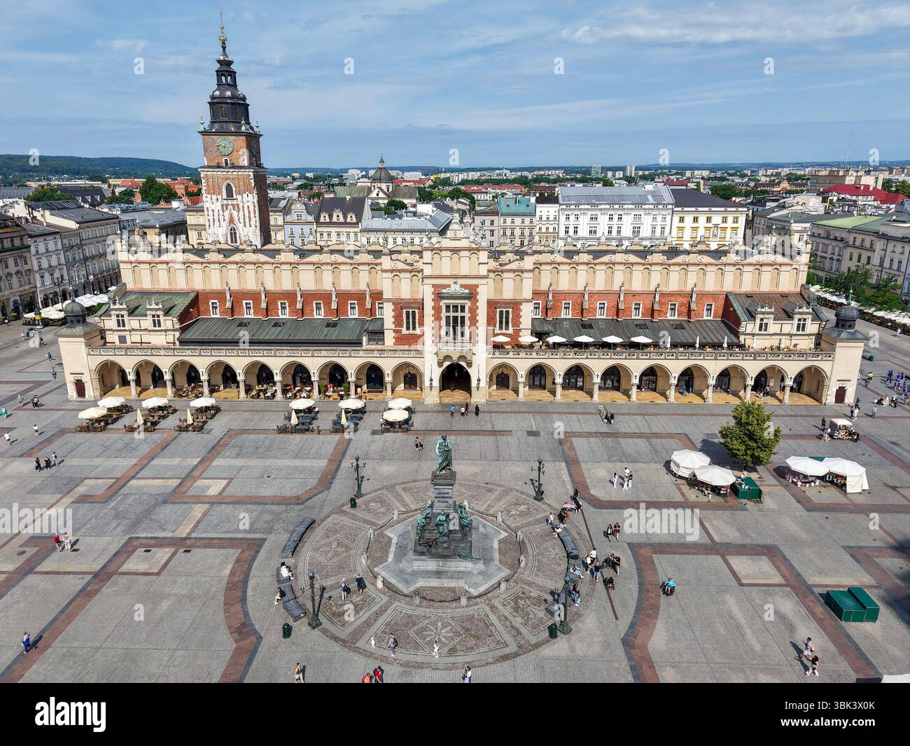 Cracovia, Polonia - 7 giugno 2025: Vista dei droni nella piazza principale di Cracovia sulla Polonia Foto Stock