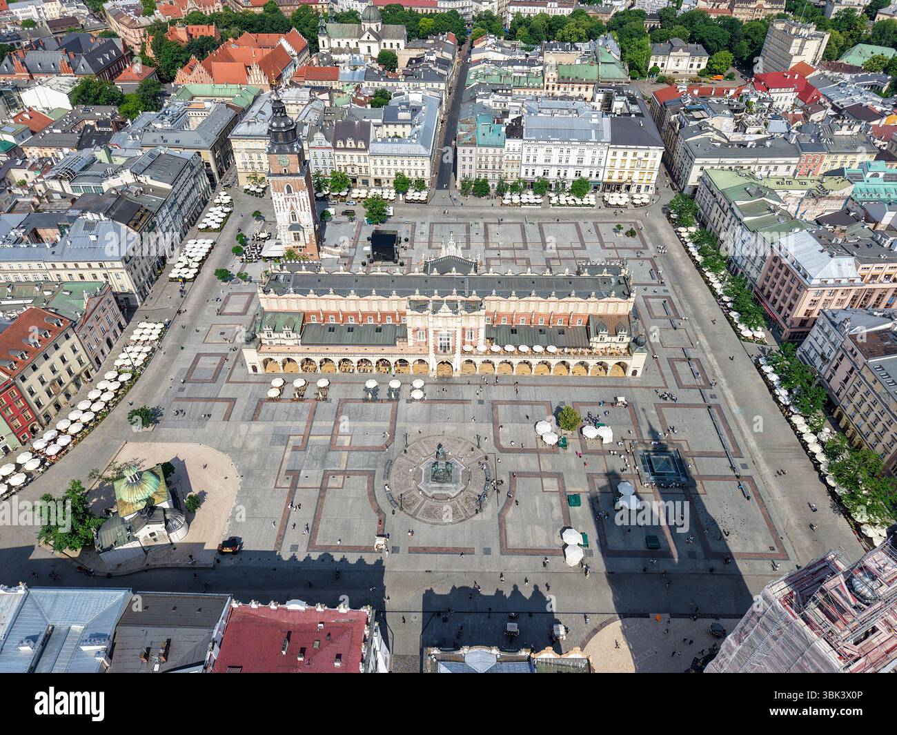 Cracovia, Polonia - 7 giugno 2025: Vista dei droni nella piazza principale di Cracovia sulla Polonia Foto Stock
