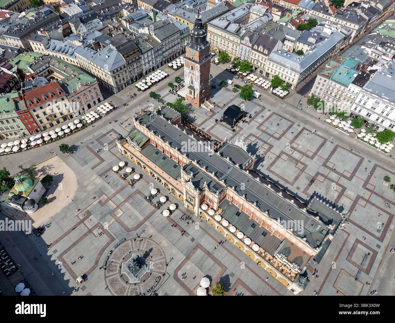 Cracovia, Polonia - 7 giugno 2025: Vista dei droni nella piazza principale di Cracovia sulla Polonia Foto Stock