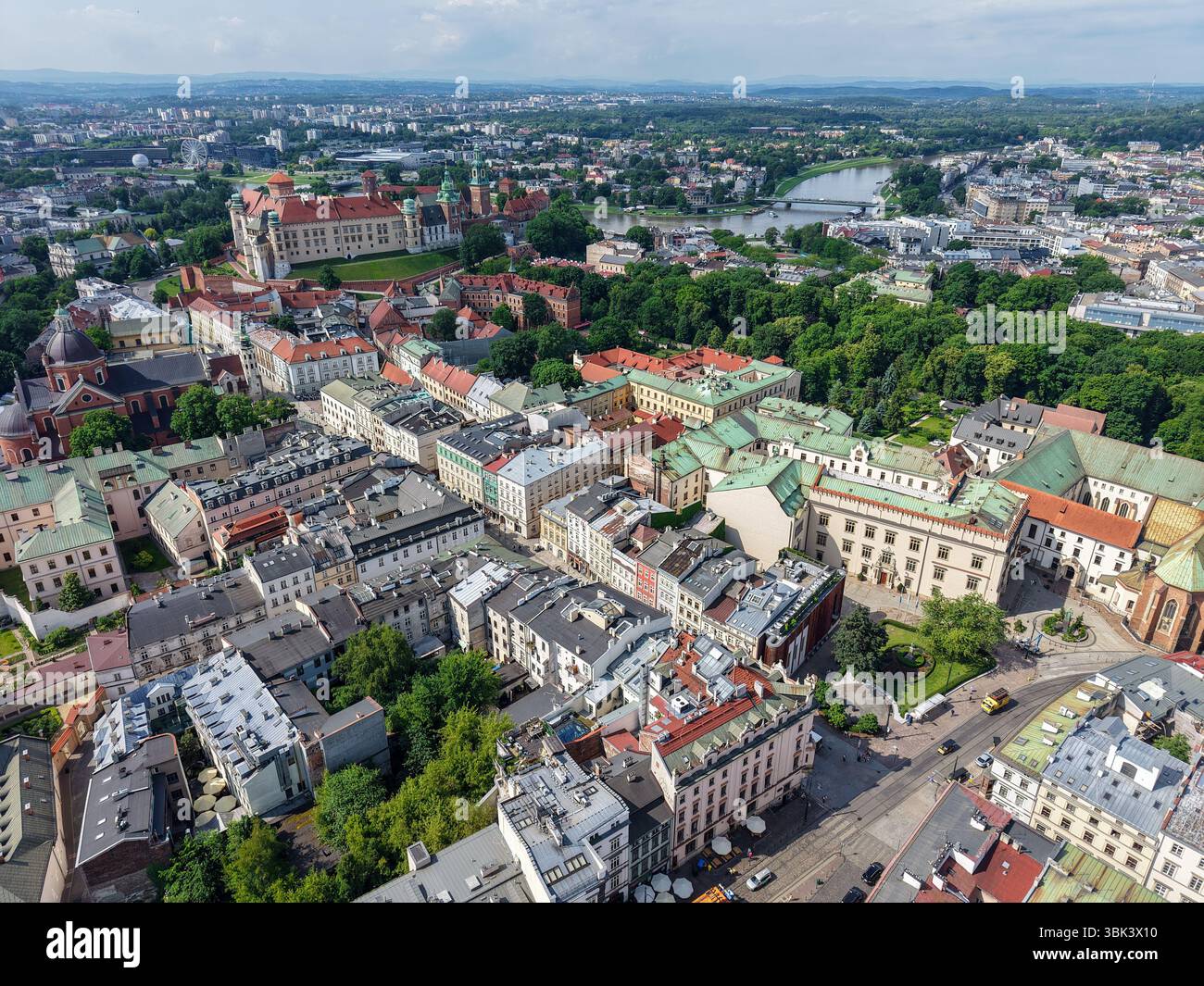 Cracovia, Polonia - 7 giugno 2025: Vista dei droni nella piazza principale di Cracovia sulla Polonia Foto Stock