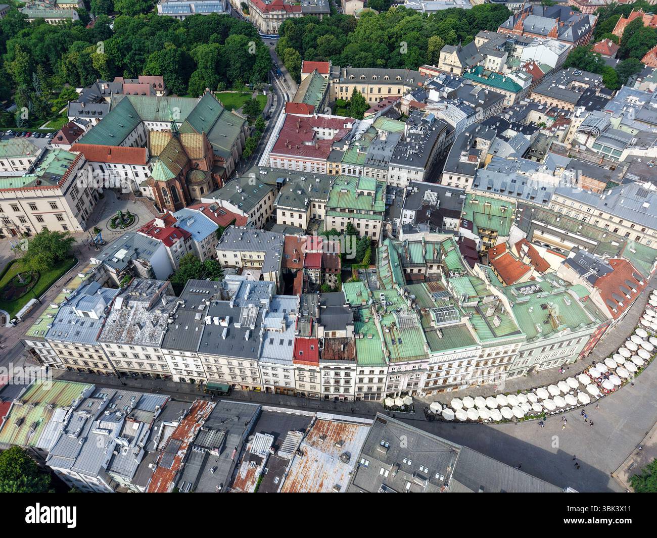 Cracovia, Polonia - 7 giugno 2025: Vista dei droni nella piazza principale di Cracovia sulla Polonia Foto Stock