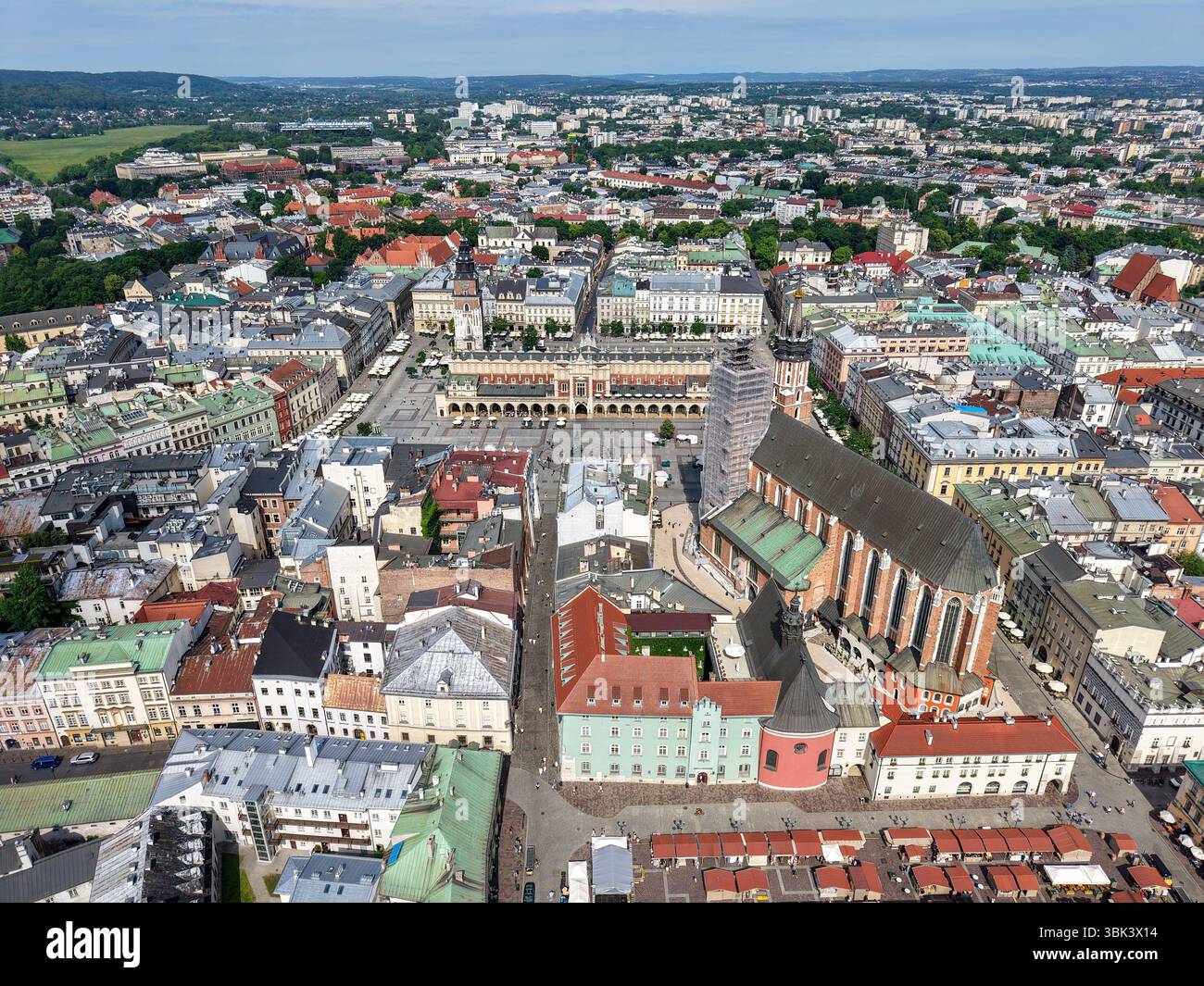 Cracovia, Polonia - 7 giugno 2025: Vista dei droni nella piazza principale di Cracovia sulla Polonia Foto Stock