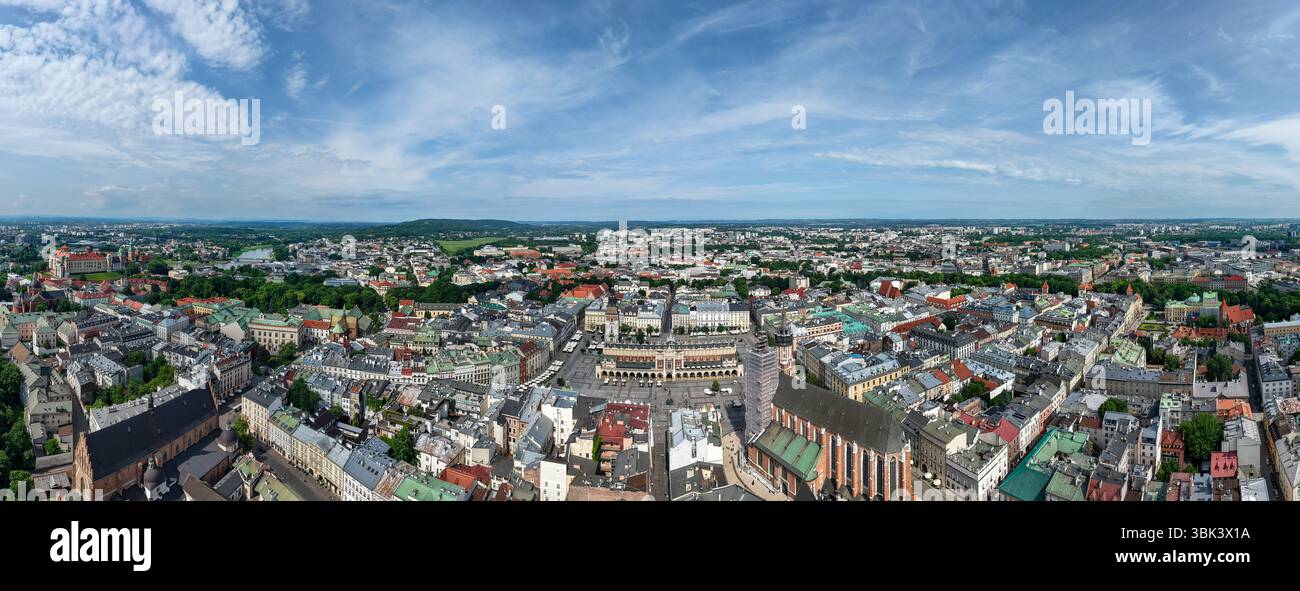 Cracovia, Polonia - 7 giugno 2025: Vista dei droni nella piazza principale di Cracovia sulla Polonia Foto Stock