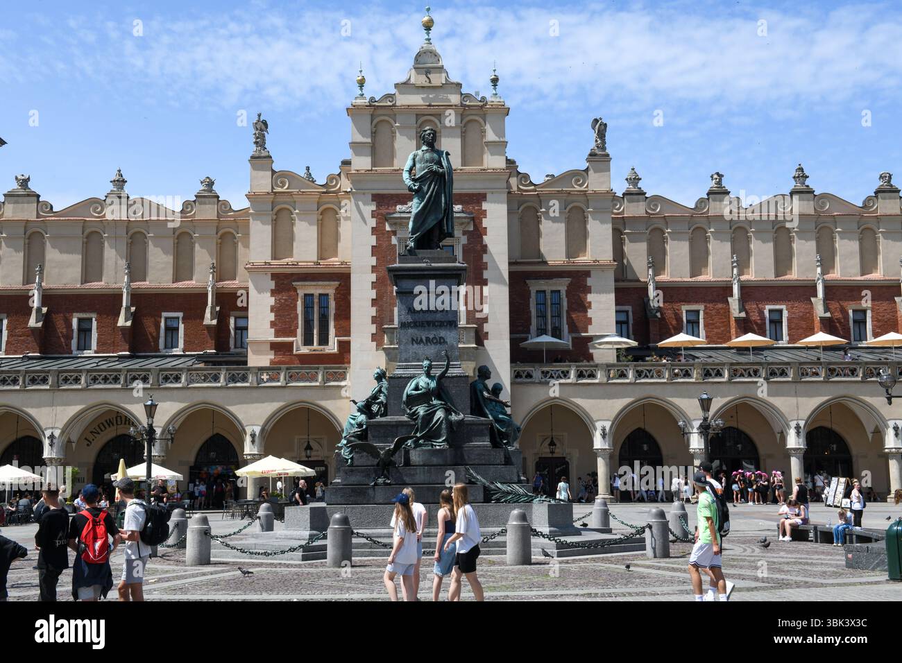 Cracovia, Polonia - 7 giugno 2025: Vista sulla piazza principale di Cracovia sulla Polonia Foto Stock