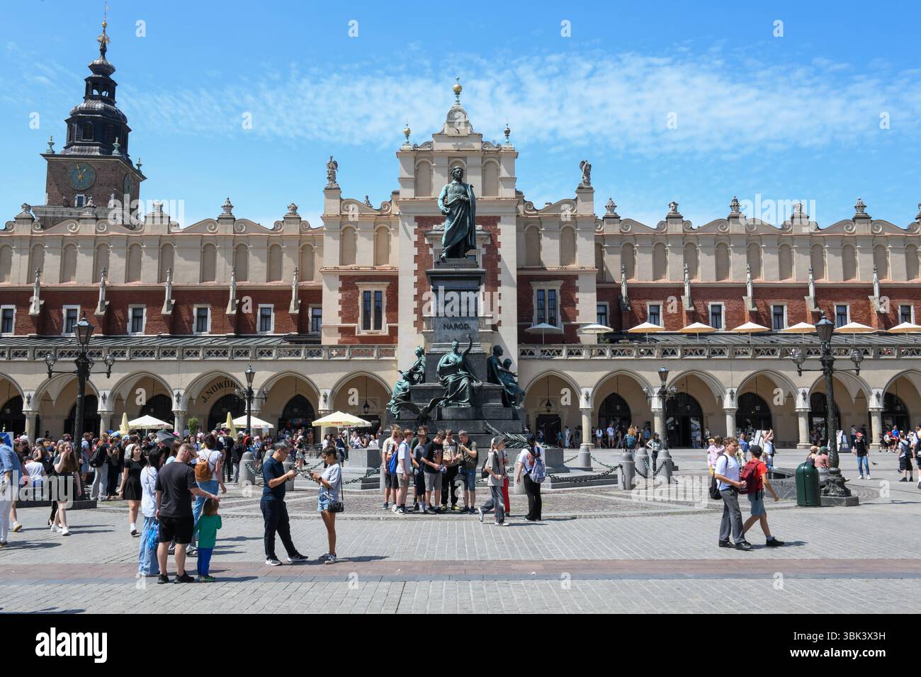 Cracovia, Polonia - 7 giugno 2025: Vista sulla piazza principale di Cracovia sulla Polonia Foto Stock