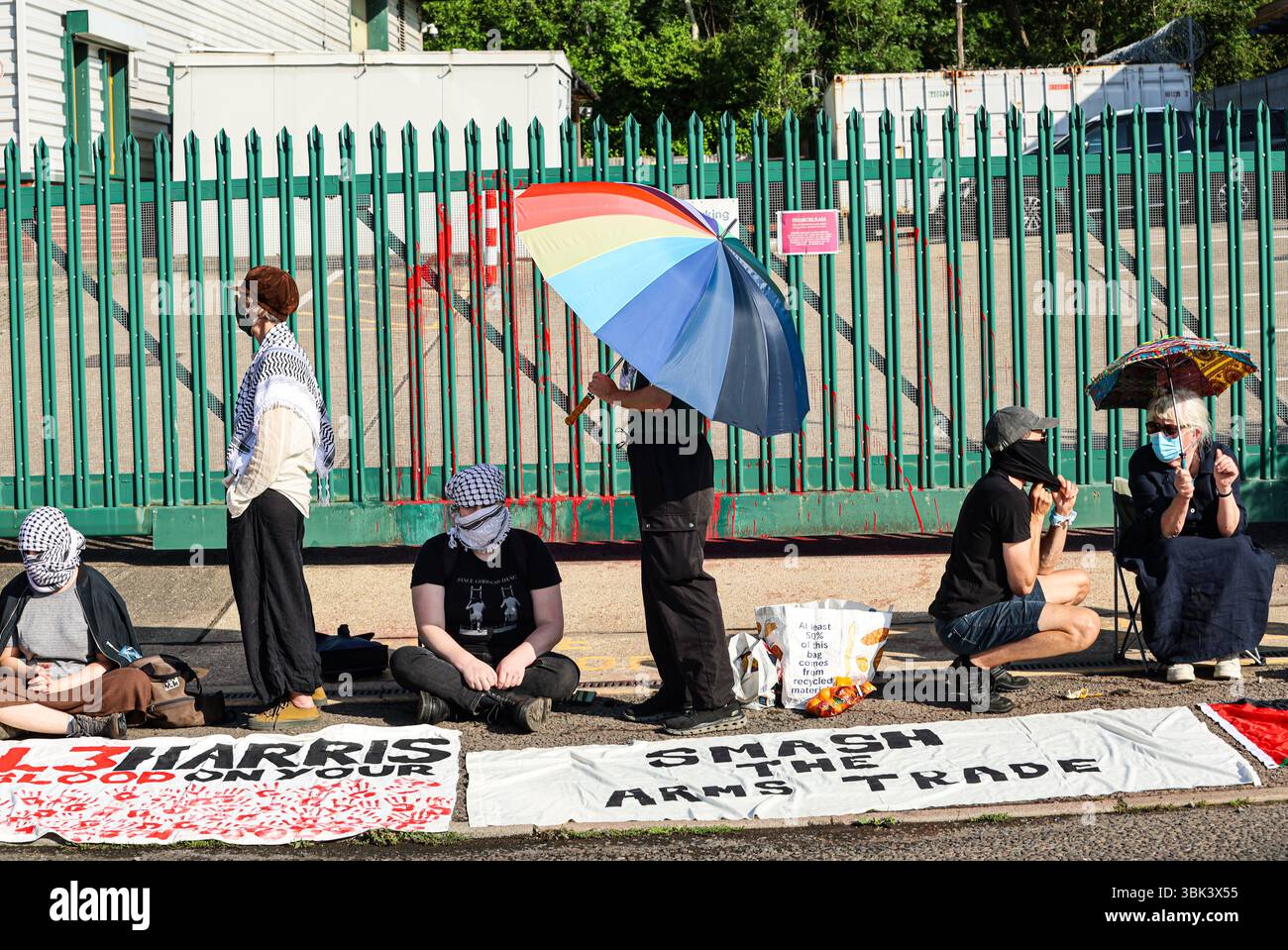 Brighton, Regno Unito. 17 giugno 2025. Gli attivisti si riuniscono fuori dai locali della fabbrica di armi Brighton L3 Harris, che produce parti per i jet da combattimento utilizzati dall'esercito israeliano. I manifestanti hanno mostrato striscioni e slogan cantati chiedendo la chiusura della fabbrica e accusandola di complicità nel "genocidio” israeliano in corso a Gaza, con diversi momenti di silenzio trattenuti per le vittime di Gaza. L3Harris è un importante produttore di armi che produce meccanismi di rilascio di bombe per i caccia F-16 e F-35 utilizzati dall'esercito israeliano nel loro attacco a Gaza. Crediti: IMAGESLIVE/Alamy Live News Foto Stock