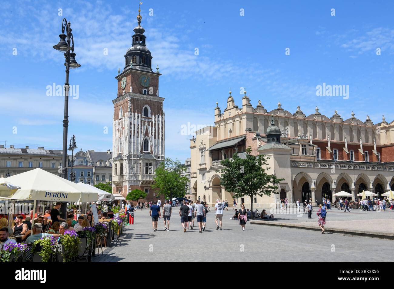 Cracovia, Polonia - 7 giugno 2025: Vista sulla piazza principale di Cracovia sulla Polonia Foto Stock