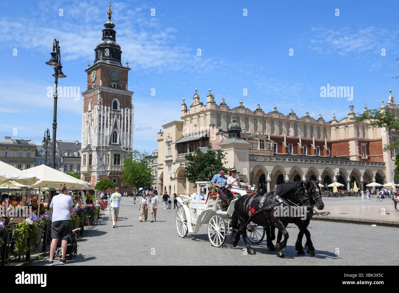 Cracovia, Polonia - 7 giugno 2025: Vista sulla piazza principale di Cracovia sulla Polonia Foto Stock