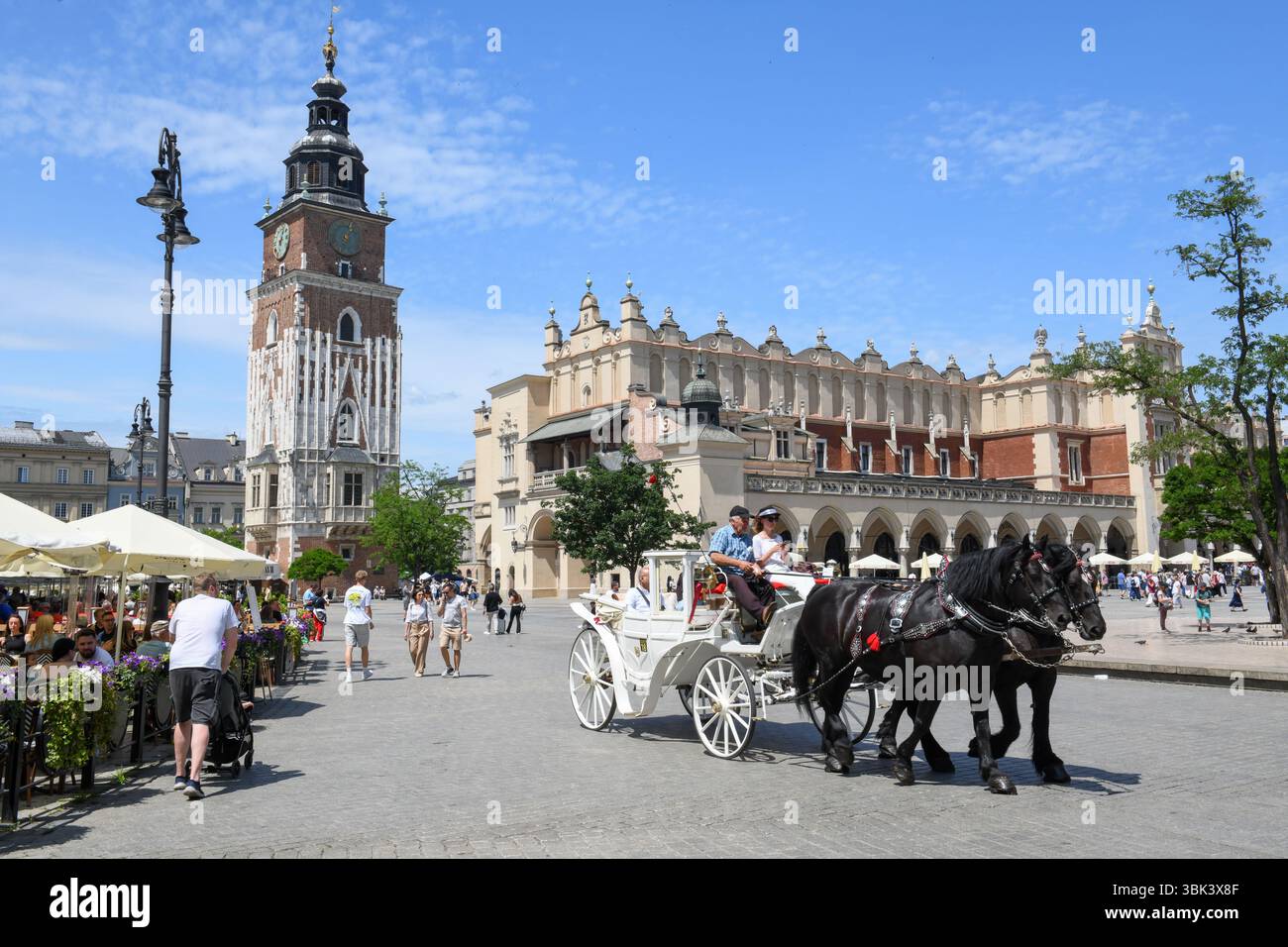 Cracovia, Polonia - 7 giugno 2025: Vista sulla piazza principale di Cracovia sulla Polonia Foto Stock