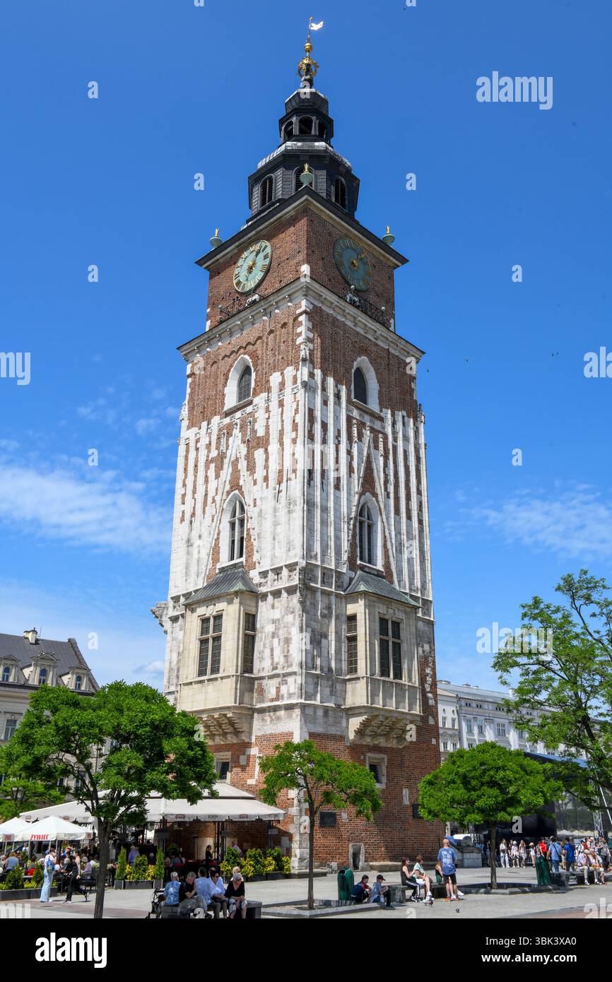 Ammira la torre sulla piazza principale di Cracovia in Polonia Foto Stock