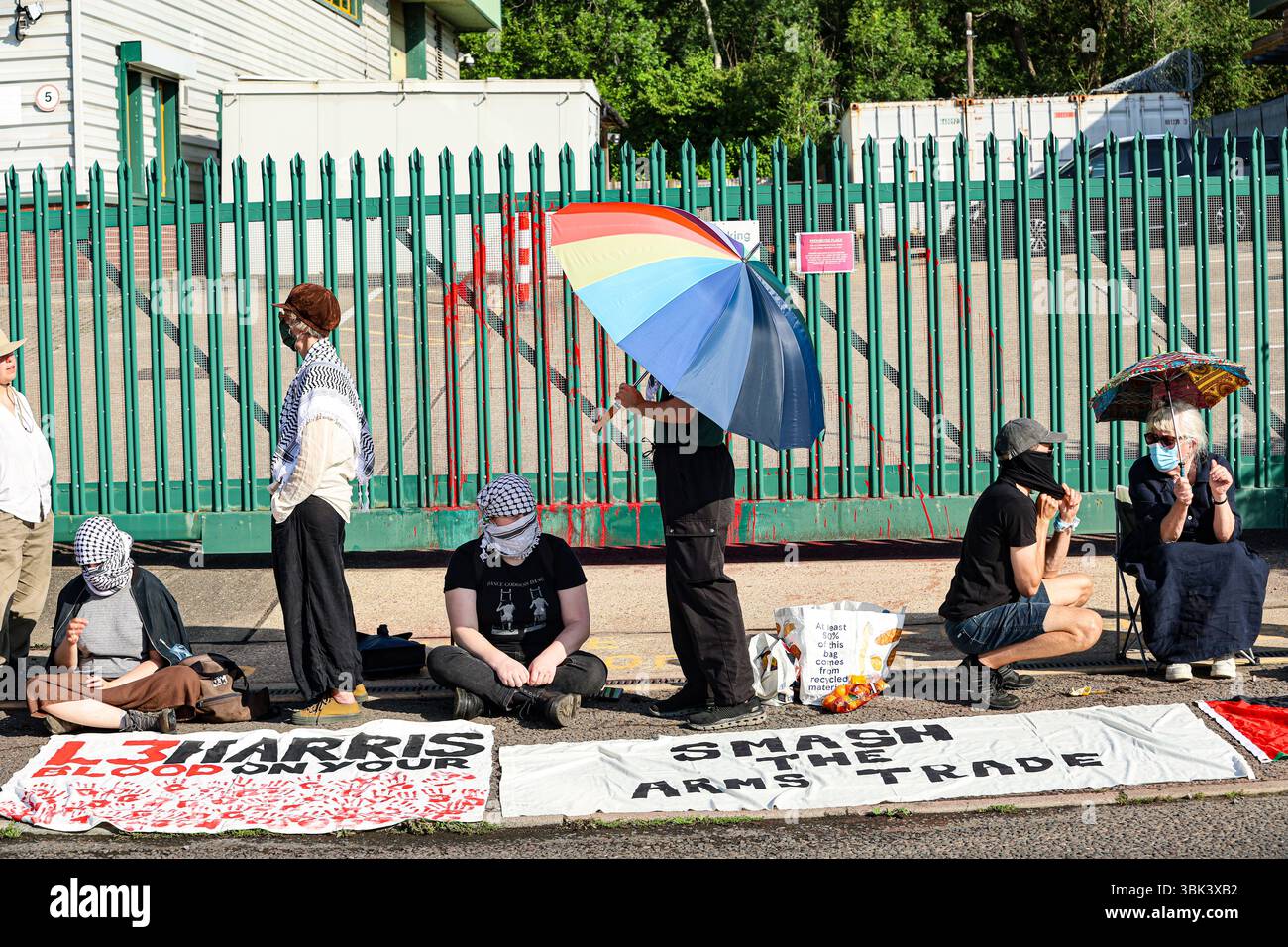 Brighton, Regno Unito. 17 giugno 2025. Gli attivisti si riuniscono fuori dai locali della fabbrica di armi Brighton L3 Harris, che produce parti per i jet da combattimento utilizzati dall'esercito israeliano. I manifestanti hanno mostrato striscioni e slogan cantati chiedendo la chiusura della fabbrica e accusandola di complicità nel "genocidio” israeliano in corso a Gaza, con diversi momenti di silenzio trattenuti per le vittime di Gaza. L3Harris è un importante produttore di armi che produce meccanismi di rilascio di bombe per i caccia F-16 e F-35 utilizzati dall'esercito israeliano nel loro attacco a Gaza. Crediti: IMAGESLIVE/Alamy Live News Foto Stock