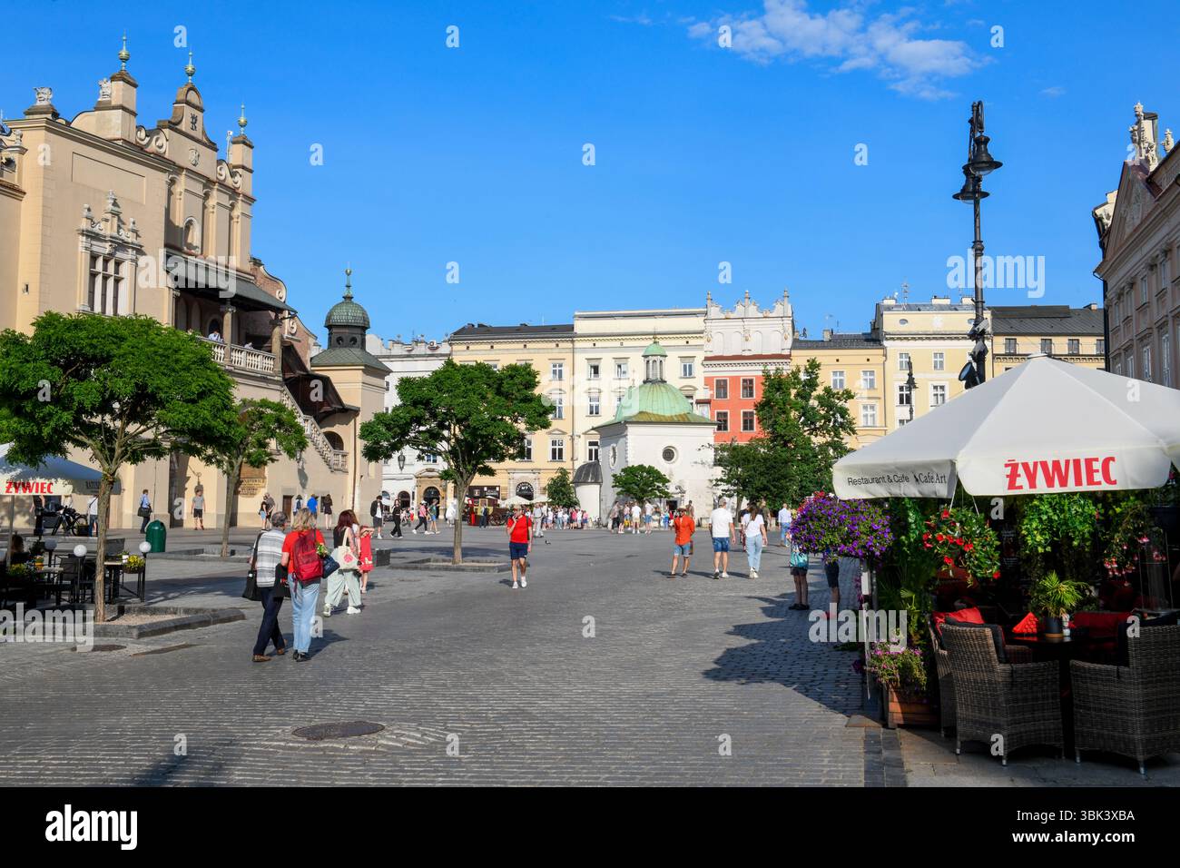 Cracovia, Polonia - 7 giugno 2025: Vista sulla piazza principale di Cracovia sulla Polonia Foto Stock