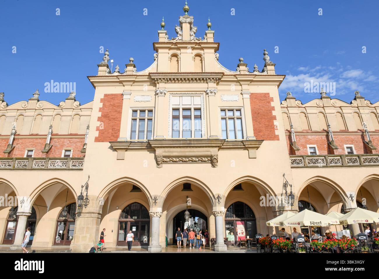 Cracovia, Polonia - 7 giugno 2025: Vista sulla piazza principale di Cracovia sulla Polonia Foto Stock