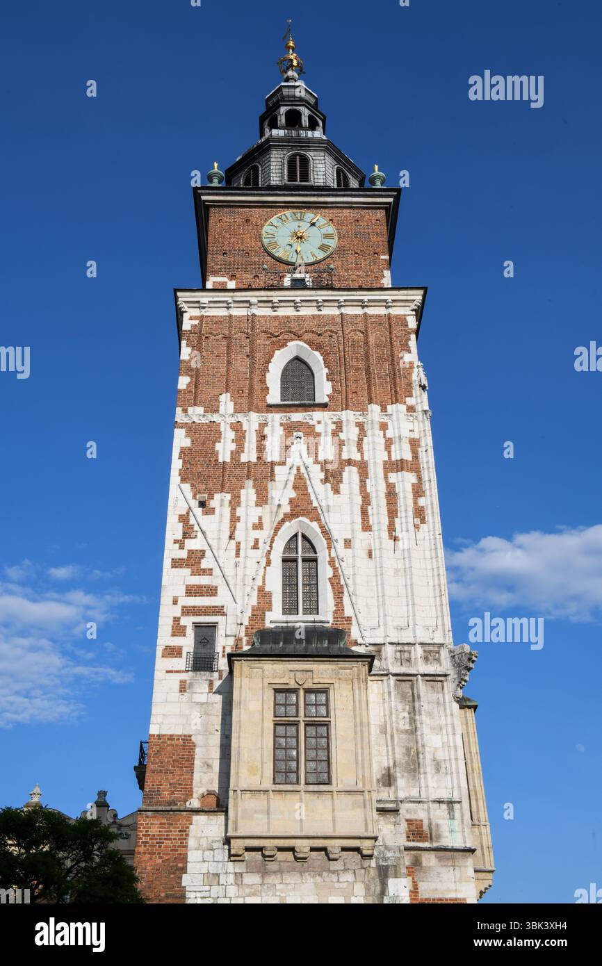 Ammira la torre sulla piazza principale di Cracovia in Polonia Foto Stock