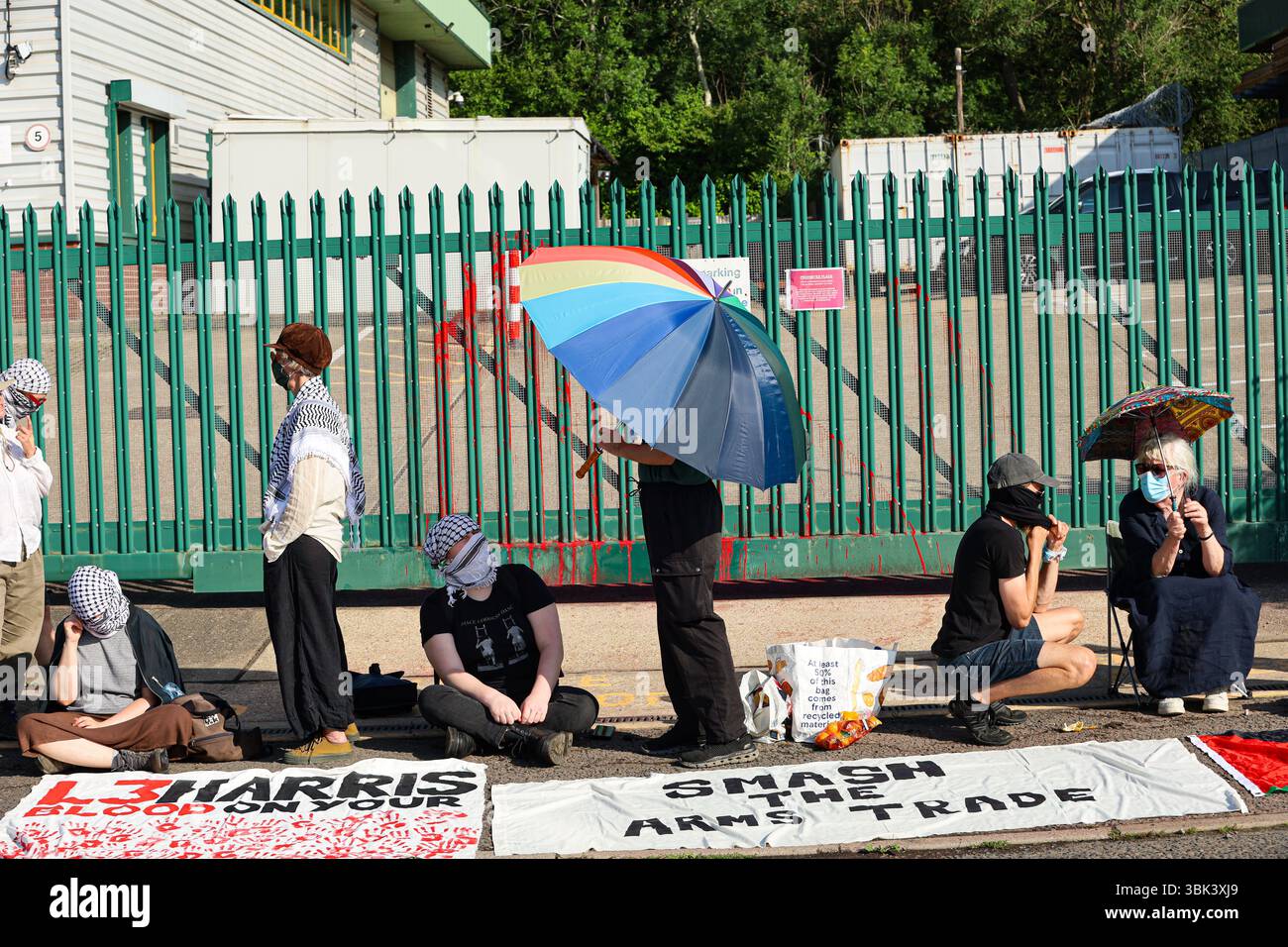 Brighton, Regno Unito. 17 giugno 2025. Gli attivisti si riuniscono fuori dai locali della fabbrica di armi Brighton L3 Harris, che produce parti per i jet da combattimento utilizzati dall'esercito israeliano. I manifestanti hanno mostrato striscioni e slogan cantati chiedendo la chiusura della fabbrica e accusandola di complicità nel "genocidio” israeliano in corso a Gaza, con diversi momenti di silenzio trattenuti per le vittime di Gaza. L3Harris è un importante produttore di armi che produce meccanismi di rilascio di bombe per i caccia F-16 e F-35 utilizzati dall'esercito israeliano nel loro attacco a Gaza. Crediti: IMAGESLIVE/Alamy Live News Foto Stock