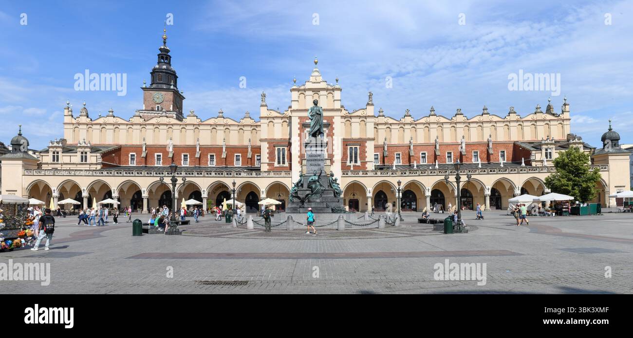 Cracovia, Polonia - 7 giugno 2025: Vista sulla piazza principale di Cracovia sulla Polonia Foto Stock
