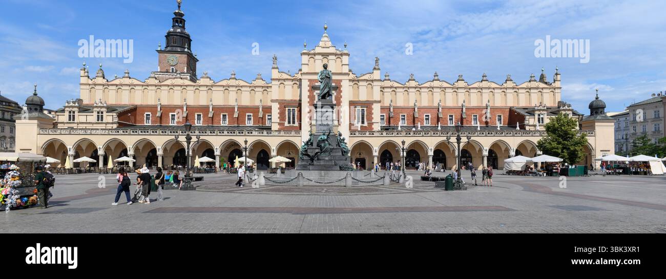 Cracovia, Polonia - 7 giugno 2025: Vista sulla piazza principale di Cracovia sulla Polonia Foto Stock