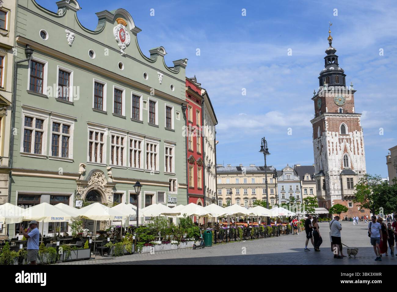 Cracovia, Polonia - 7 giugno 2025: Vista sulla piazza principale di Cracovia sulla Polonia Foto Stock