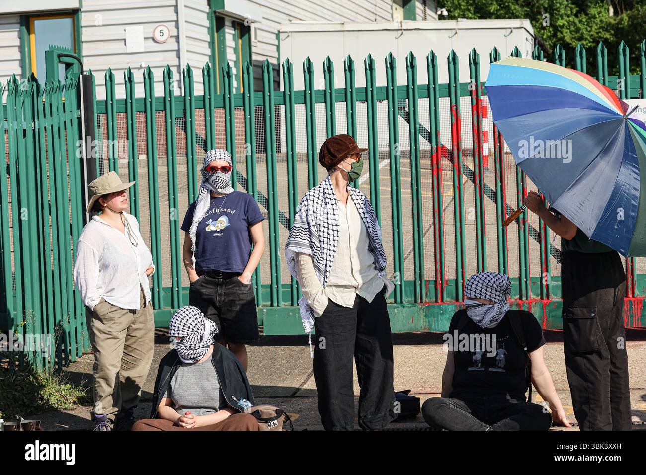 Brighton, Regno Unito. 17 giugno 2025. Gli attivisti si riuniscono fuori dai locali della fabbrica di armi Brighton L3 Harris, che produce parti per i jet da combattimento utilizzati dall'esercito israeliano. I manifestanti hanno mostrato striscioni e slogan cantati chiedendo la chiusura della fabbrica e accusandola di complicità nel "genocidio” israeliano in corso a Gaza, con diversi momenti di silenzio trattenuti per le vittime di Gaza. L3Harris è un importante produttore di armi che produce meccanismi di rilascio di bombe per i caccia F-16 e F-35 utilizzati dall'esercito israeliano nel loro attacco a Gaza. Crediti: IMAGESLIVE/Alamy Live News Foto Stock