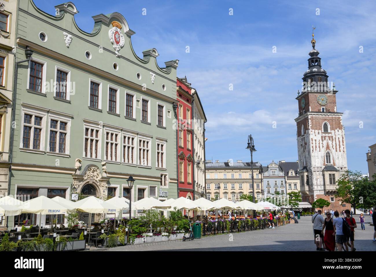 Cracovia, Polonia - 7 giugno 2025: Vista sulla piazza principale di Cracovia sulla Polonia Foto Stock
