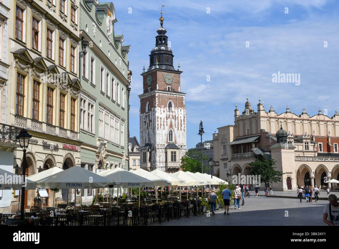 Cracovia, Polonia - 7 giugno 2025: Vista sulla piazza principale di Cracovia sulla Polonia Foto Stock