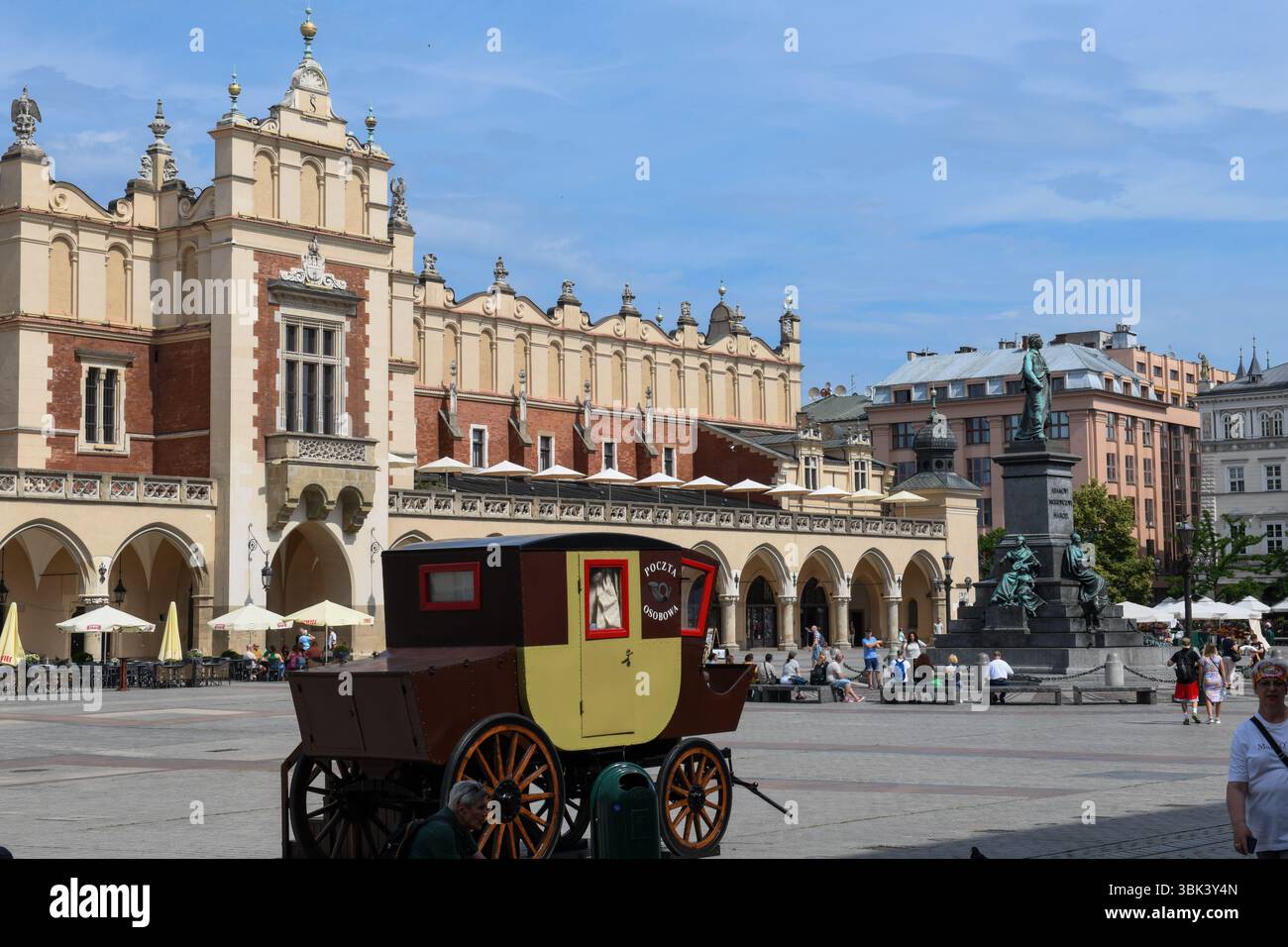 Cracovia, Polonia - 7 giugno 2025: Vista sulla piazza principale di Cracovia sulla Polonia Foto Stock
