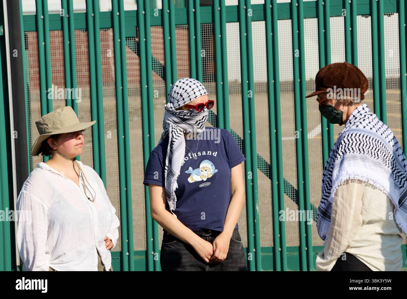Brighton, Regno Unito. 17 giugno 2025. Gli attivisti si riuniscono fuori dai locali della fabbrica di armi Brighton L3 Harris, che produce parti per i jet da combattimento utilizzati dall'esercito israeliano. I manifestanti hanno mostrato striscioni e slogan cantati chiedendo la chiusura della fabbrica e accusandola di complicità nel "genocidio” israeliano in corso a Gaza, con diversi momenti di silenzio trattenuti per le vittime di Gaza. L3Harris è un importante produttore di armi che produce meccanismi di rilascio di bombe per i caccia F-16 e F-35 utilizzati dall'esercito israeliano nel loro attacco a Gaza. Crediti: IMAGESLIVE/Alamy Live News Foto Stock