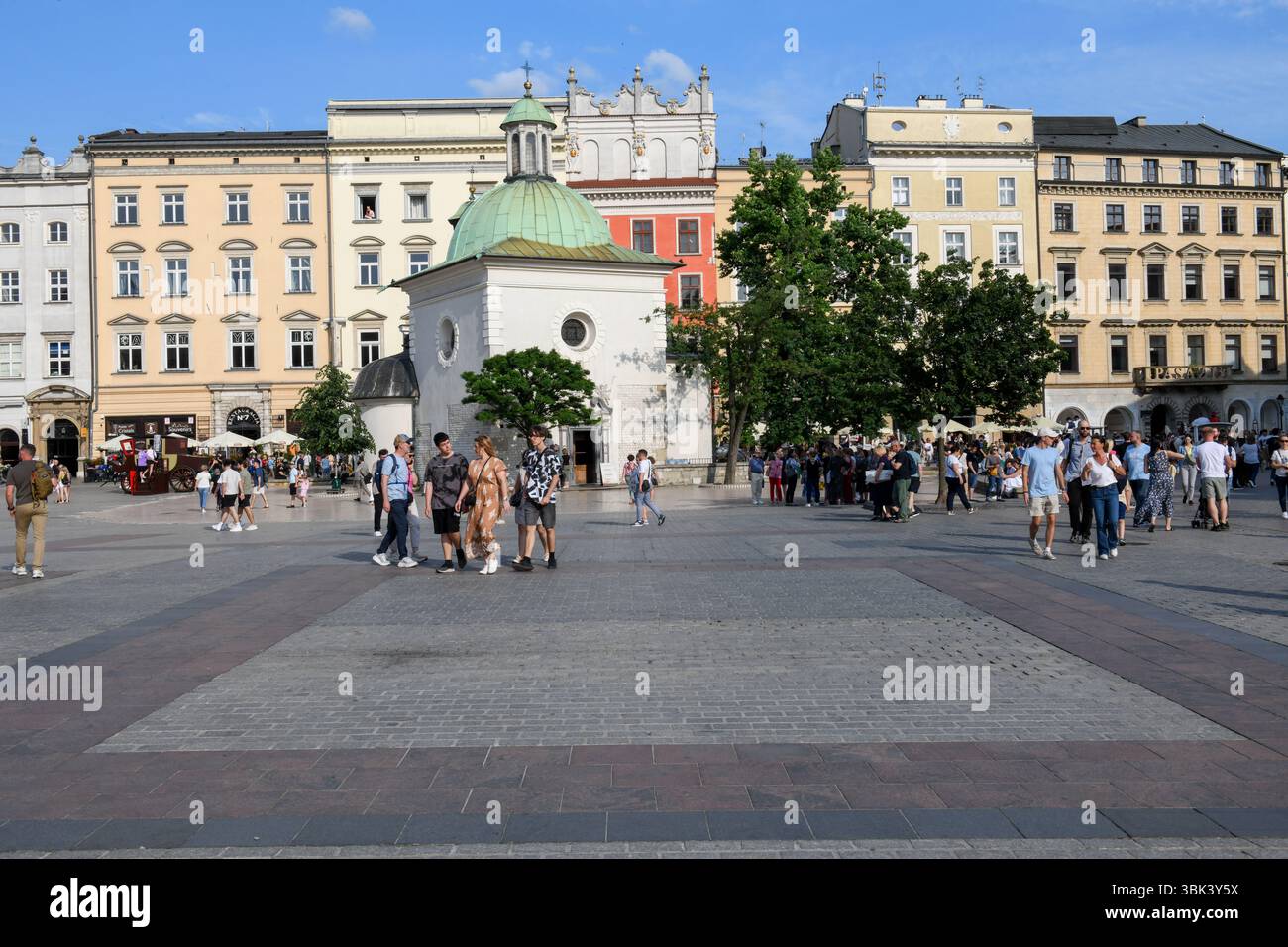 Cracovia, Polonia - 7 giugno 2025: Vista sulla piazza principale di Cracovia sulla Polonia Foto Stock