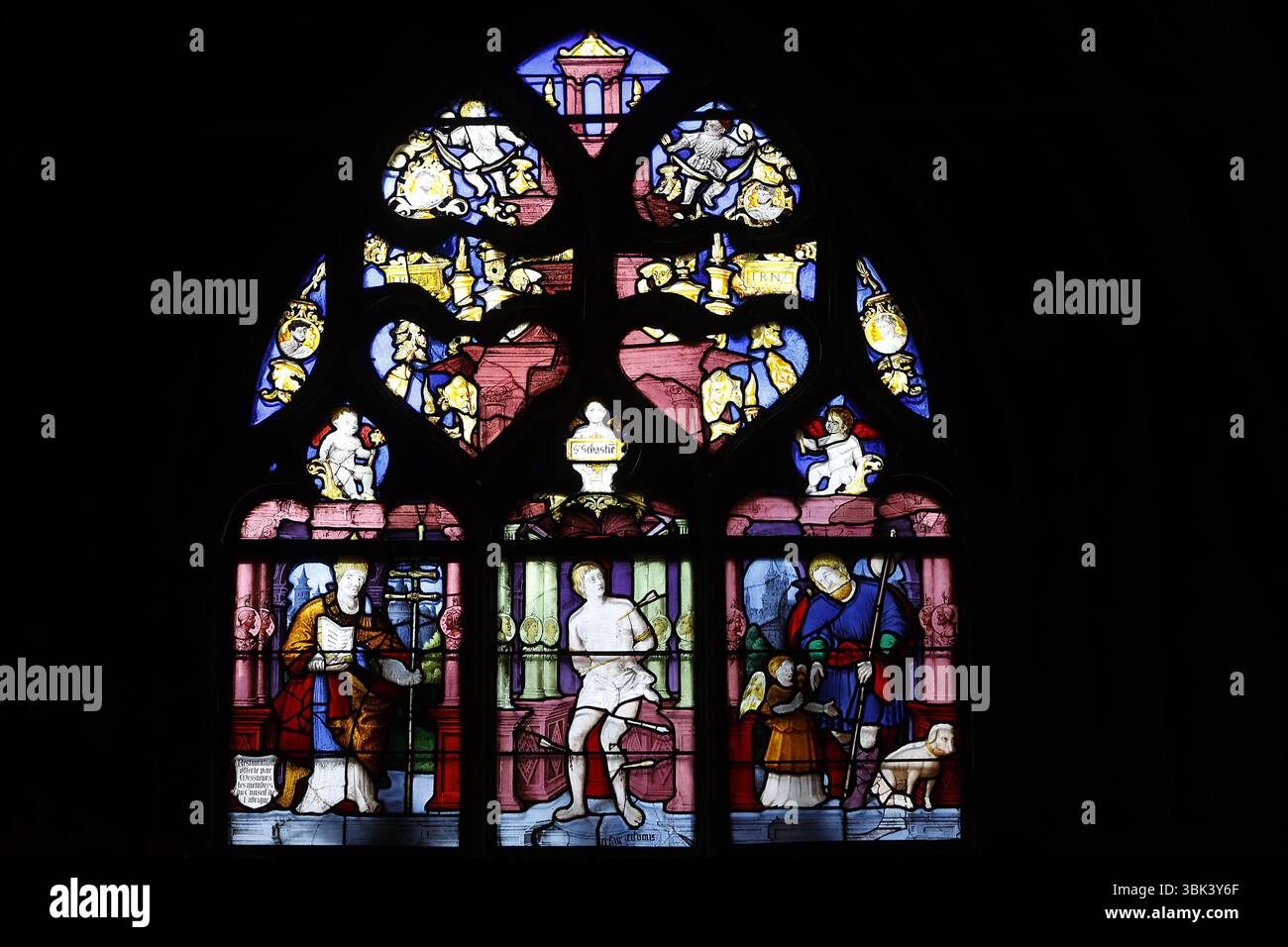 Chiesa cattolica di Notre Dame, Louviers, Eure, Francia. Vetro colorato. San Sebastiano Foto Stock