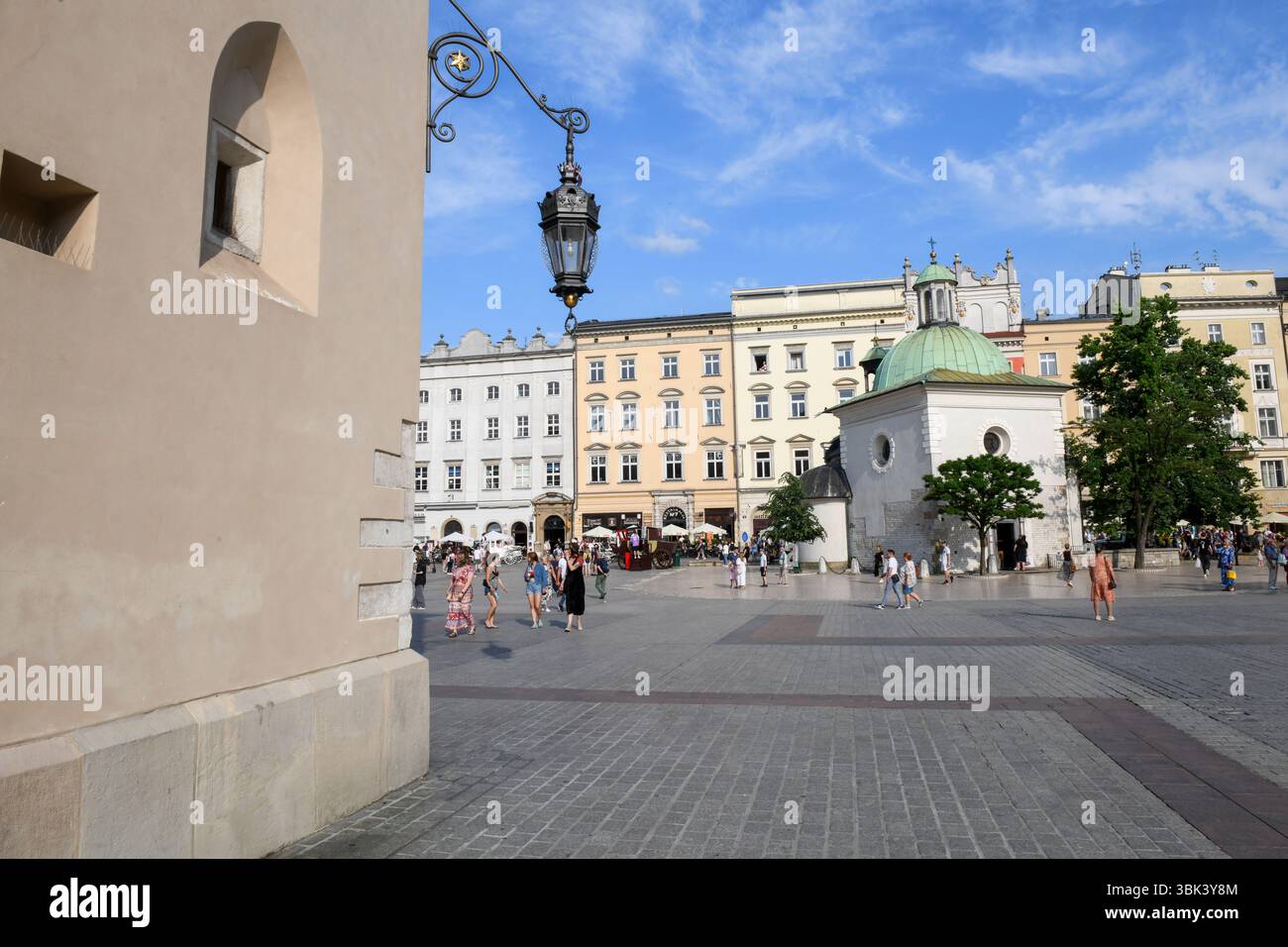 Cracovia, Polonia - 7 giugno 2025: Vista sulla piazza principale di Cracovia sulla Polonia Foto Stock