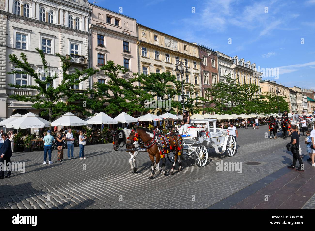 Cracovia, Polonia - 7 giugno 2025: Vista sulla piazza principale di Cracovia sulla Polonia Foto Stock