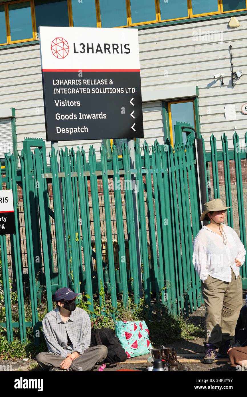 Brighton, Regno Unito. 17 giugno 2025. Gli attivisti si riuniscono fuori dai locali della fabbrica di armi Brighton L3 Harris, che produce parti per i jet da combattimento utilizzati dall'esercito israeliano. I manifestanti hanno mostrato striscioni e slogan cantati chiedendo la chiusura della fabbrica e accusandola di complicità nel "genocidio” israeliano in corso a Gaza, con diversi momenti di silenzio trattenuti per le vittime di Gaza. L3Harris è un importante produttore di armi che produce meccanismi di rilascio di bombe per i caccia F-16 e F-35 utilizzati dall'esercito israeliano nel loro attacco a Gaza. Crediti: IMAGESLIVE/Alamy Live News Foto Stock