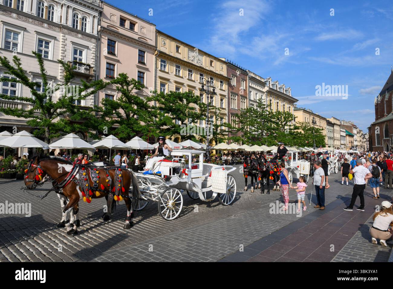 Cracovia, Polonia - 7 giugno 2025: Vista sulla piazza principale di Cracovia sulla Polonia Foto Stock