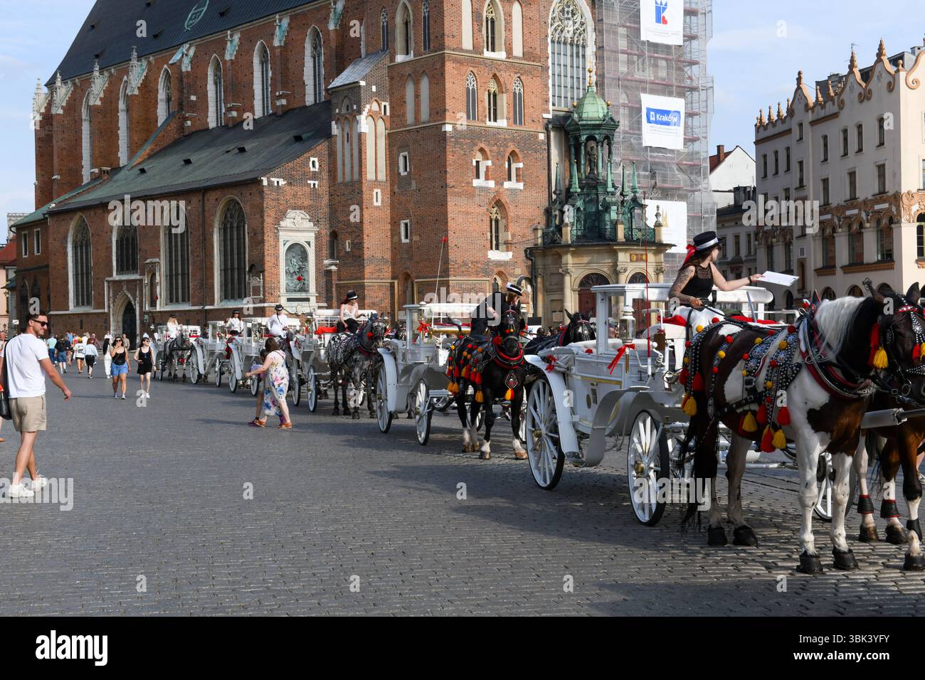 Cracovia, Polonia - 7 giugno 2025: Vista sulla piazza principale di Cracovia sulla Polonia Foto Stock